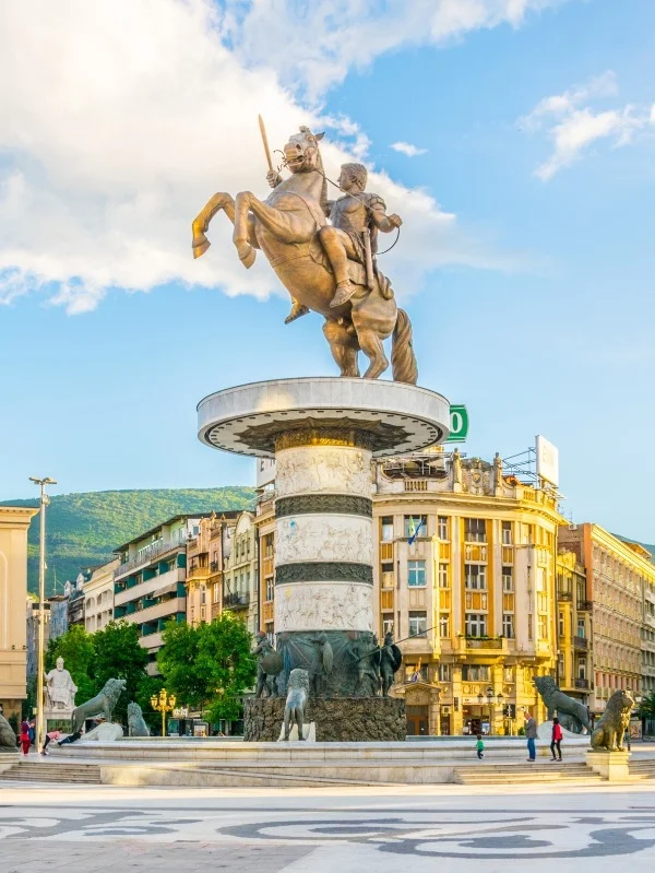 Makedonia-Skopje-aukio-editorial-ss.jpg