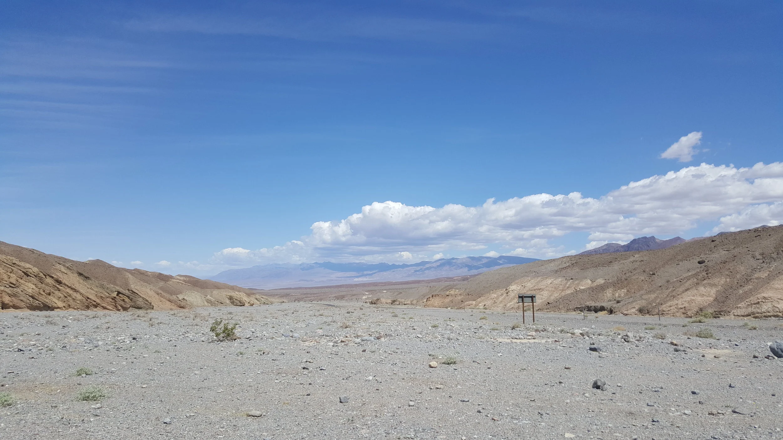Death Valley on pelkkää hiekkaa, kuumaa hiekkaa.