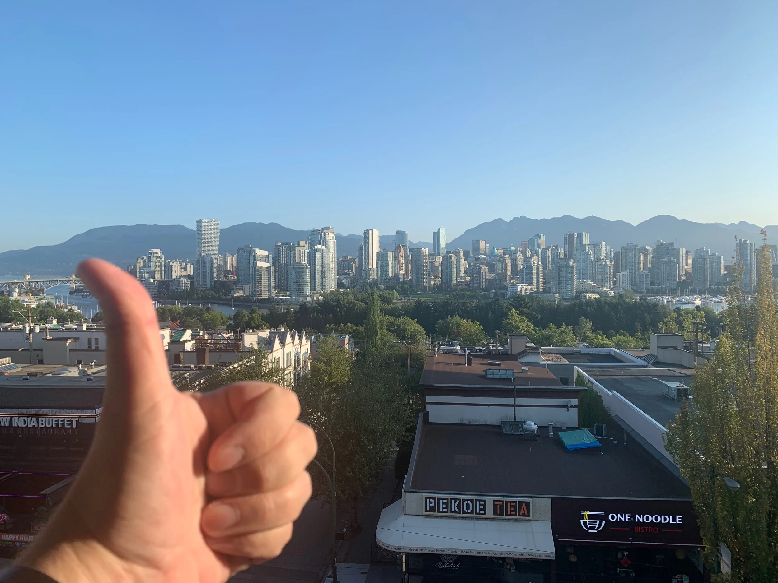 Vancouver ei petä, lähtöaamun taivas on pilvetön.