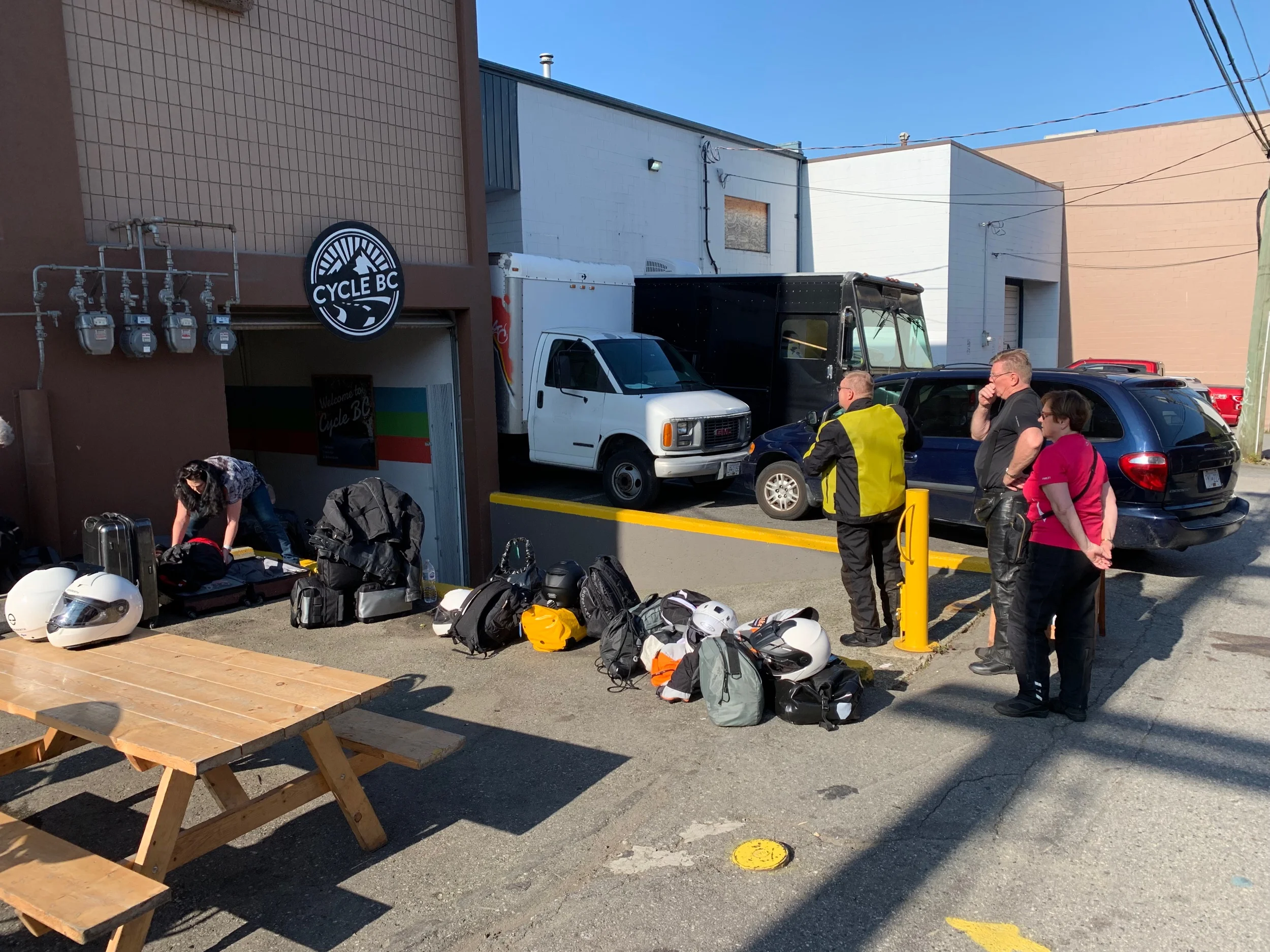 Pyörät saatiin kaikki alle samasta vuokraamosta - rautaratsut olivat rivissä odottamassa, ja kaikki sujui sutjakkaasti - tien päälle päästiin jo hyvissä ajoin ennen kymmentä!