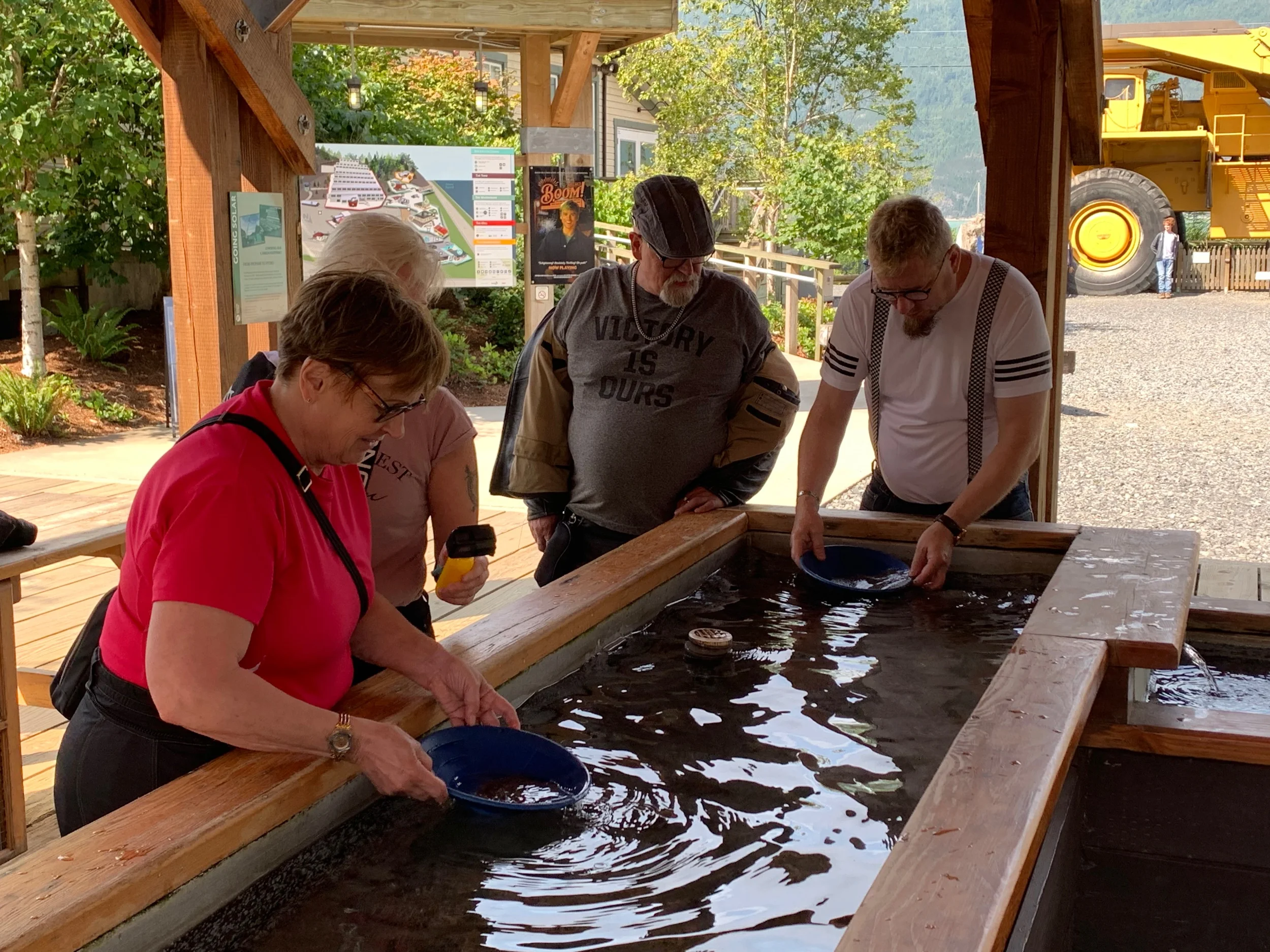 Kaivoksella päästiin myös huuhtomaan kultaa, mutta ei rikastumiseen asti tällä kertaa.