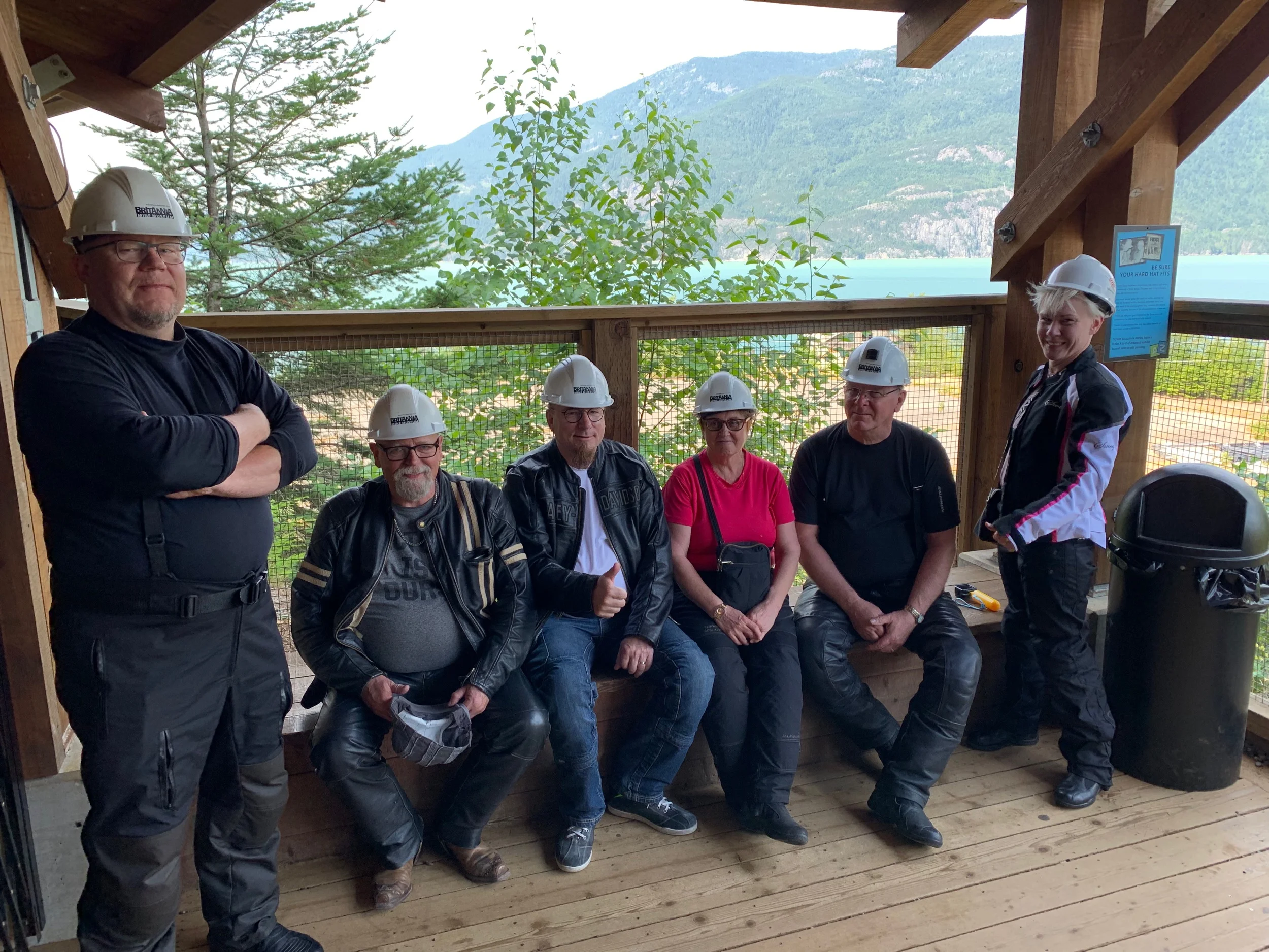 Kaivoskierrokselle lähtiessä kaikki halusivat valkoisen mestarin kypärän ;)