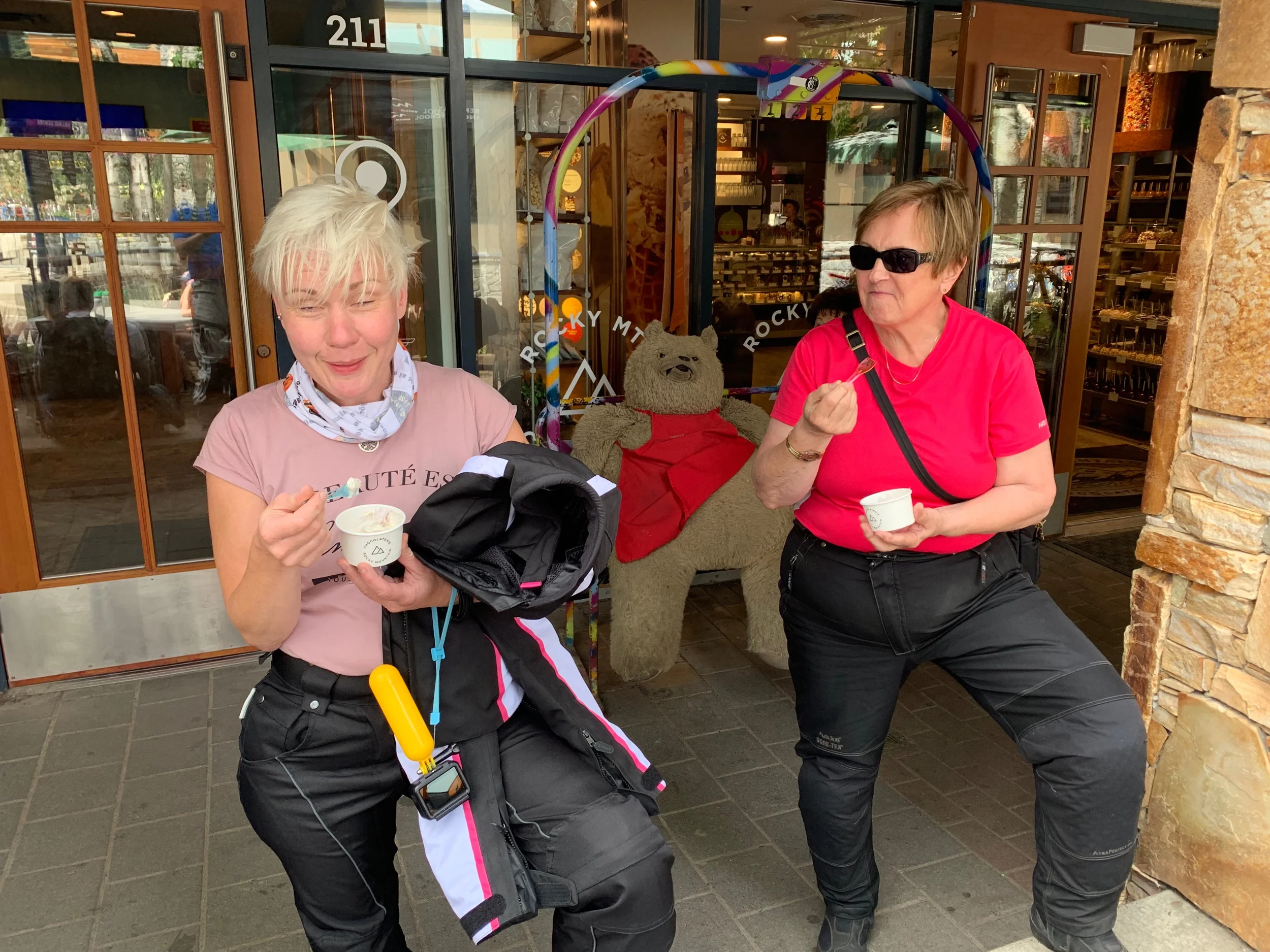 Minnan ja Pirjon muikeat ilmeet, kyllä jäde maistuu lähes 30 asteen lämmössä!