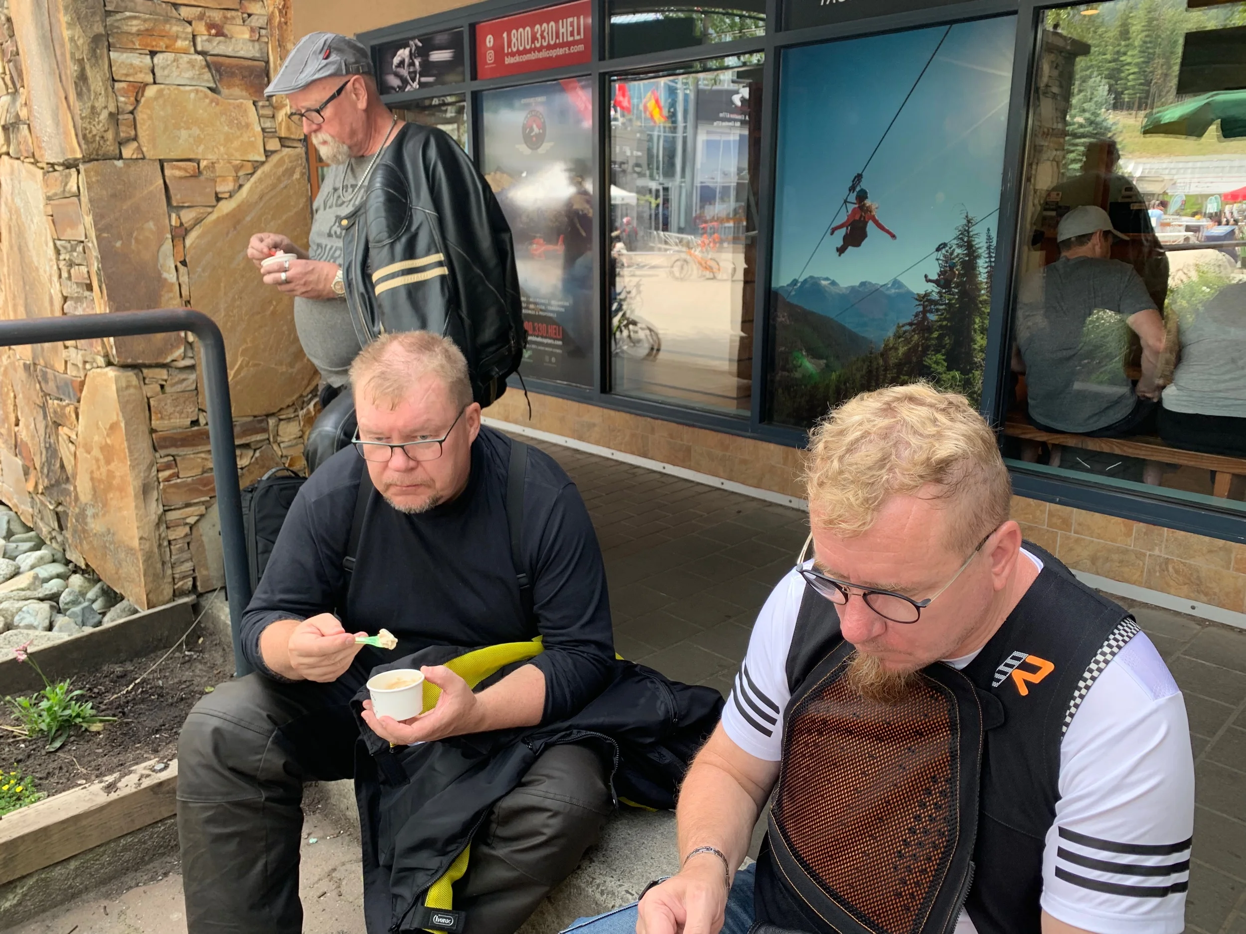 … ja kyllä se jäde maistui Eskolle, Timolle ja Laurillekin, vaikka ilmeet olivatkin tuimemmat ;)