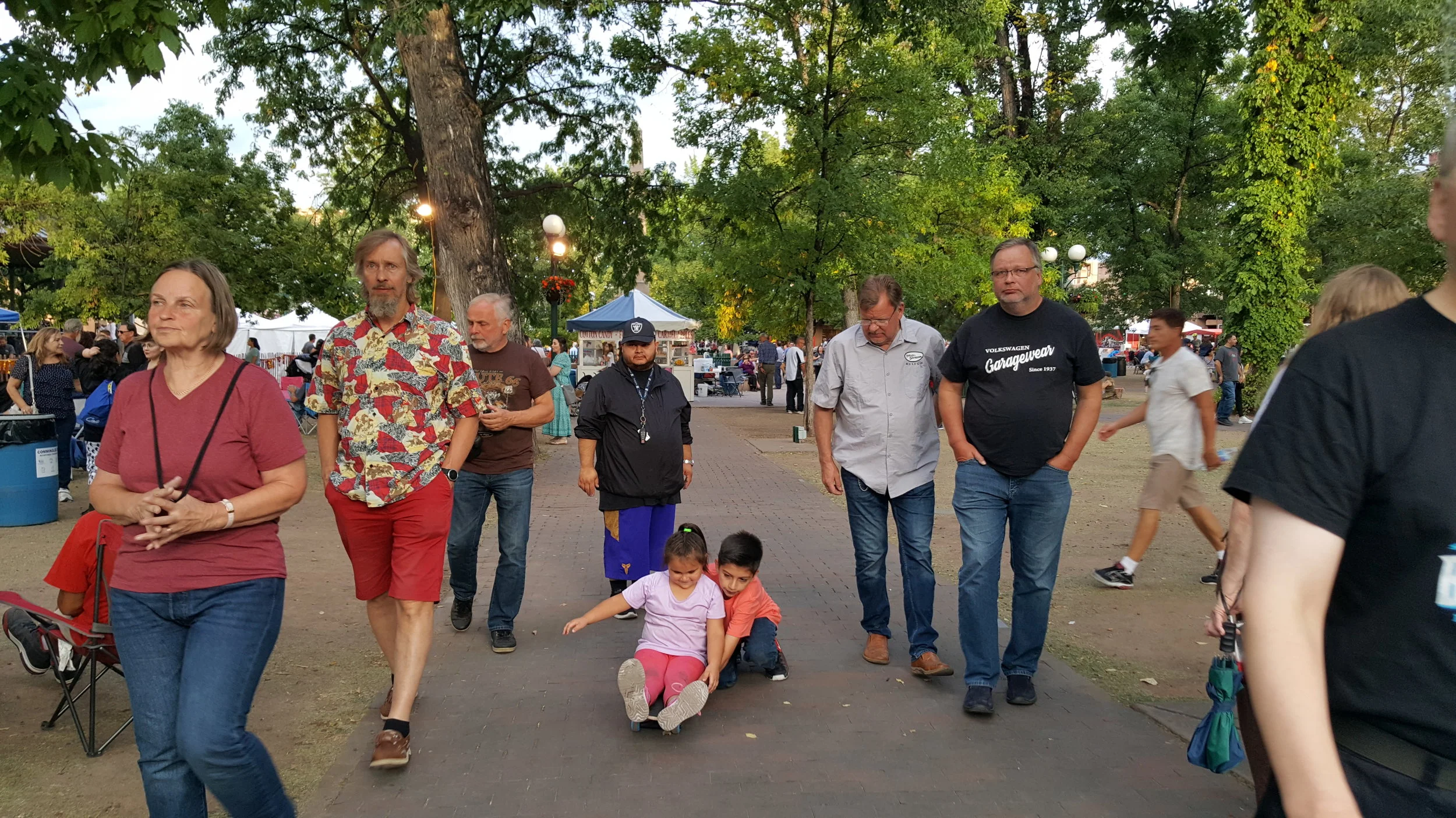 Keskustan torilla riitti säpinää.