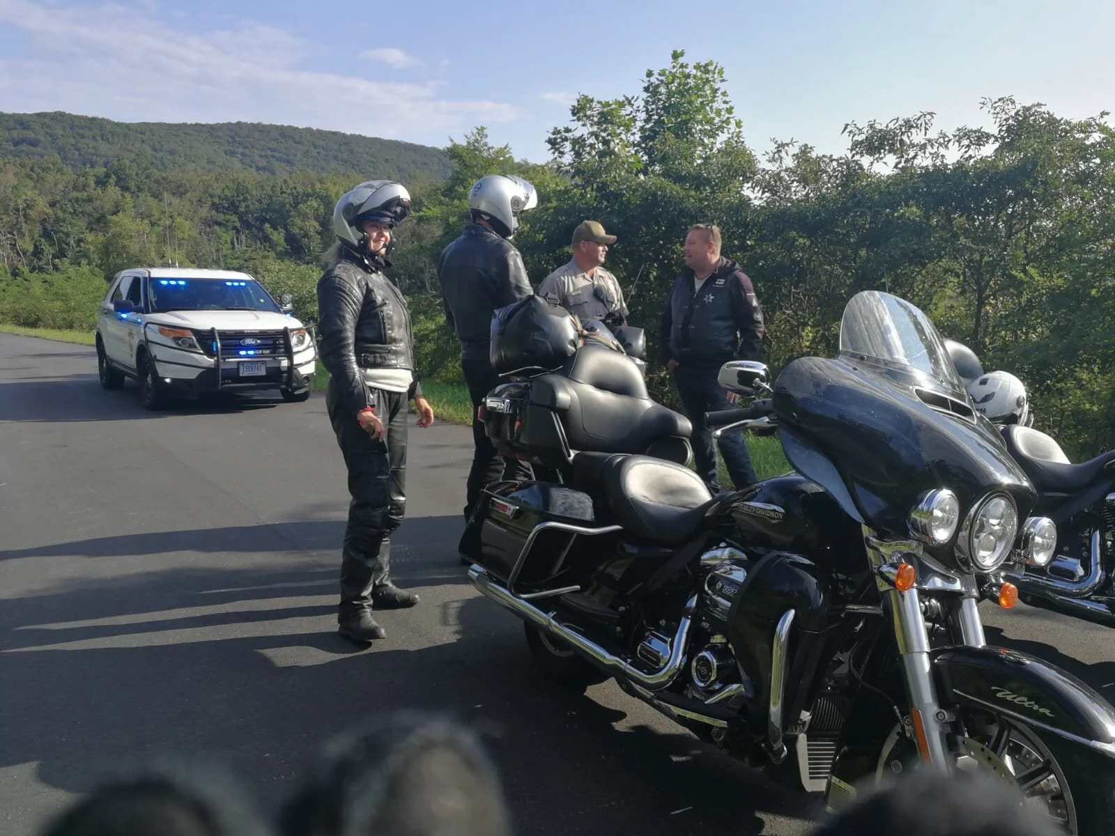 Sen verran oli into pinkeänä mutkateillä heti kärkeen, että ohitettiin “epähuomiossa” park ranger - päästiin pikku “puhutteluun” ;)