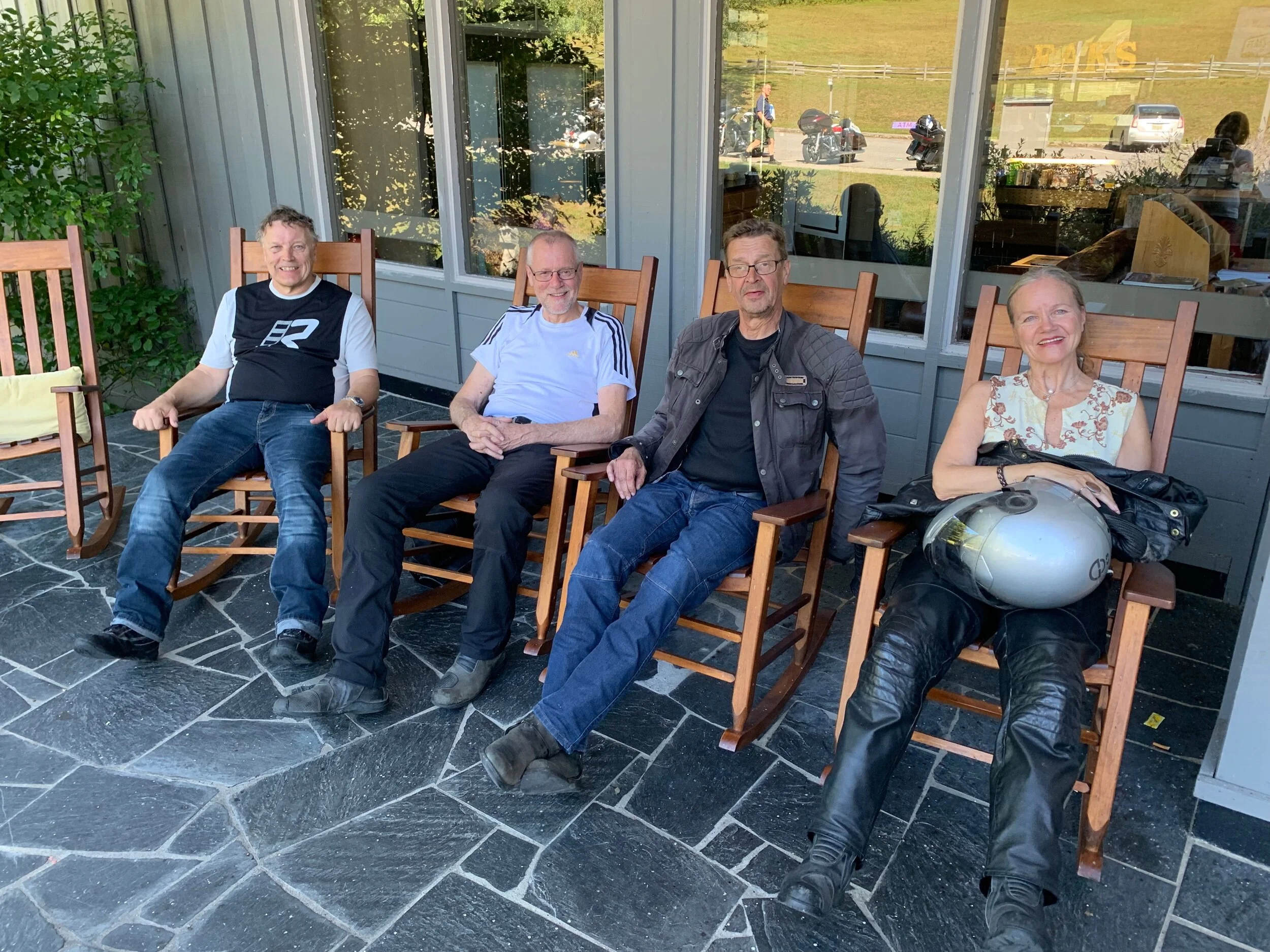 “Eläkeläisten” iltapäivän lepohetki kiikkustuoleissa ;)