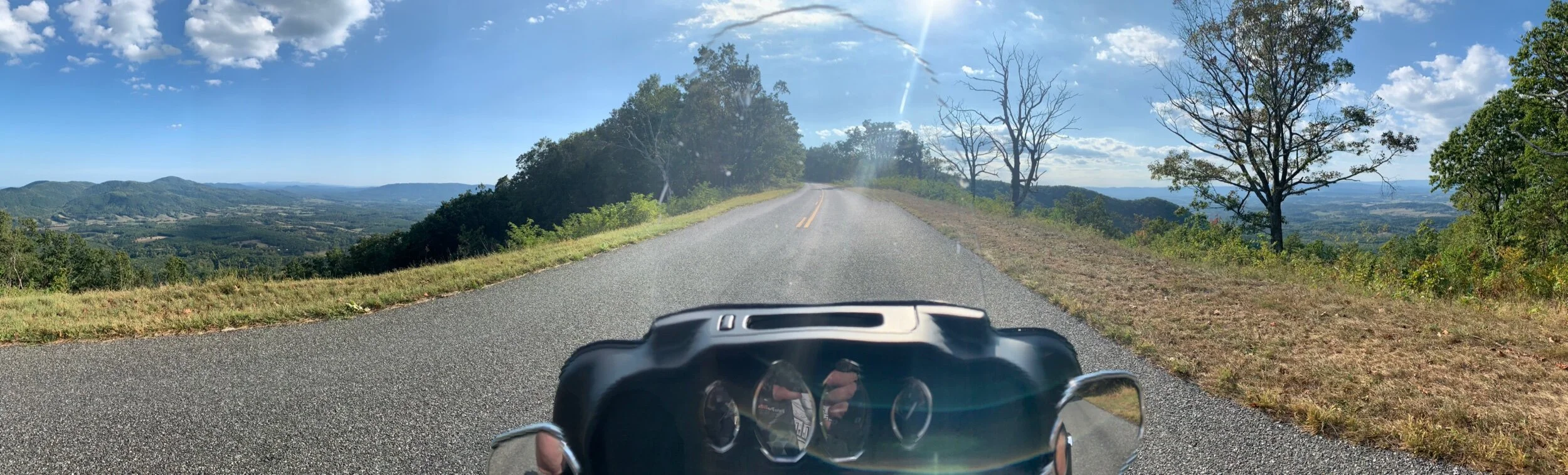 Paikoitellen ajettiin aivan harjun päällä, maisemat avautuivat kauaksi sekä kytkinkahvan että kaasukahvan puolella!