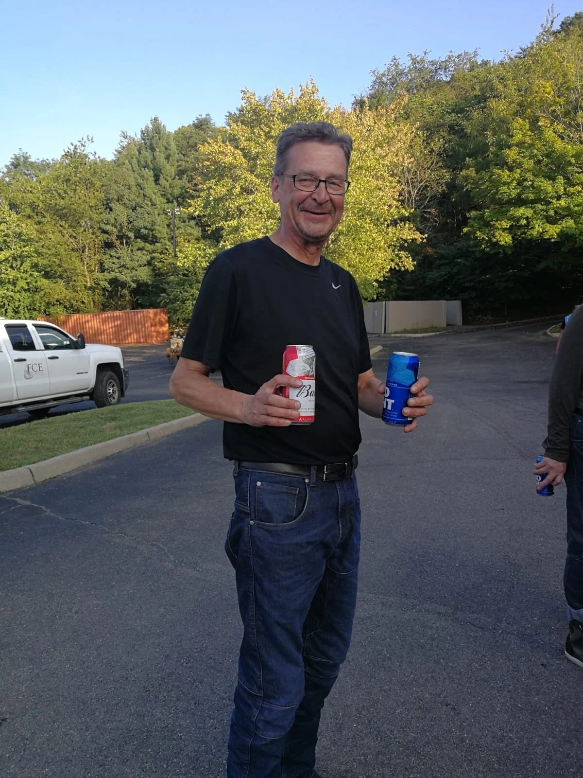 Päivän mutkat ja maisemat jättivät hymyn korviin loppuillaksi, ja kirsikkana kakun päällä ryhmän “olutkeiju” Timppa järjesti kypäräoluet!