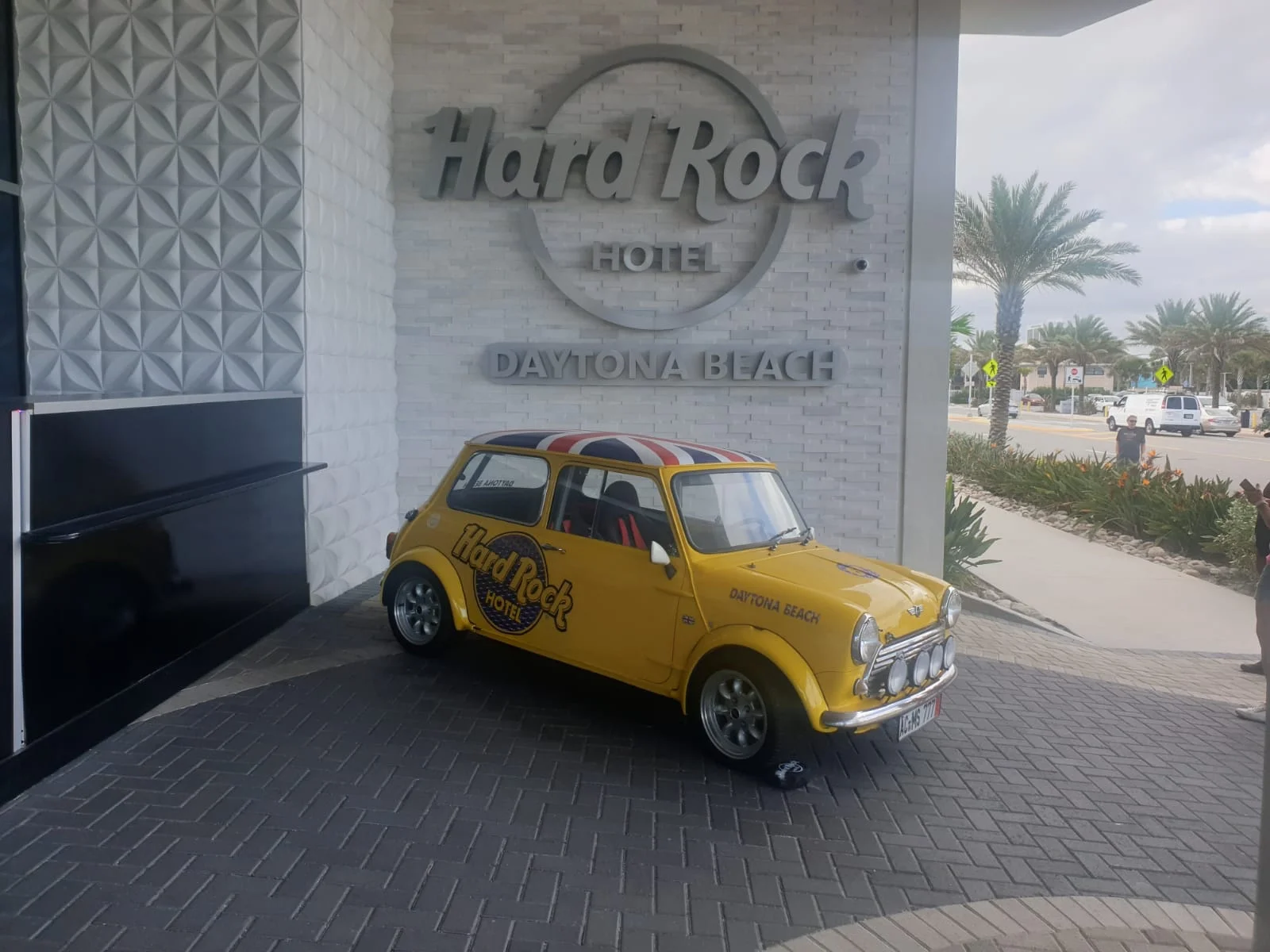 Osa porukasta käy puolestaan t-paitaostoksilla Daytona Beachin Hard Rock hotellissa.