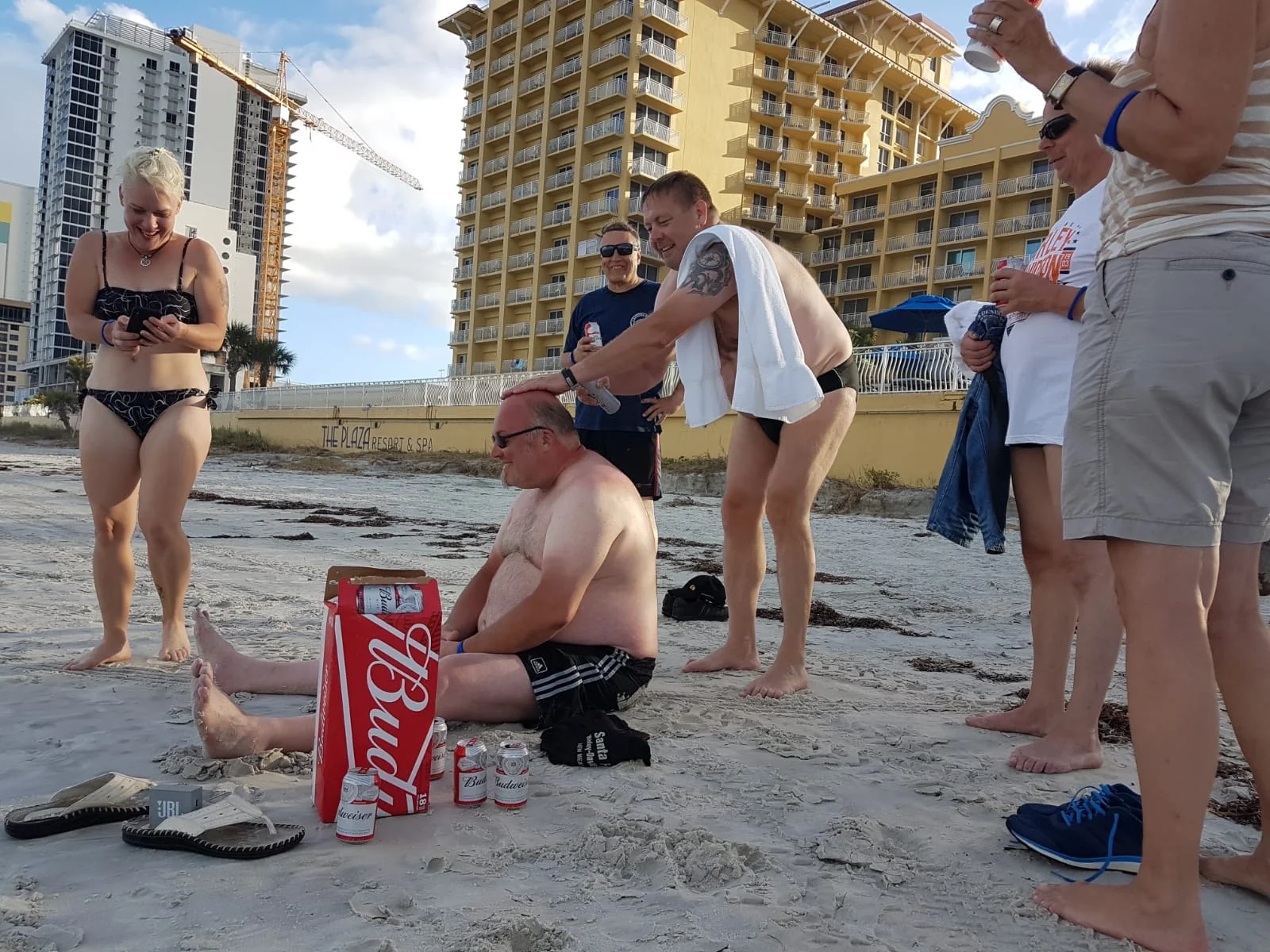 PeterPanBike huolehtii myös vapaapäivänä - vuorossa Villen päälaen suojaus Daytonan auringolta.