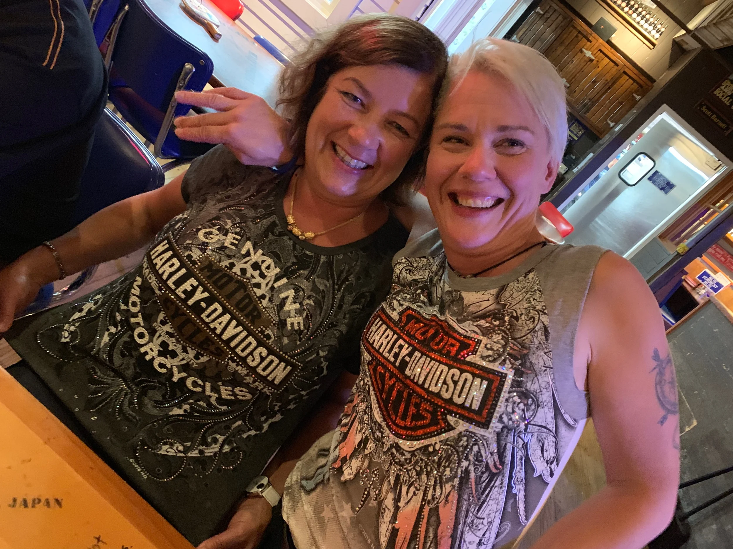 Harlikkamimmit uusissa kostyymeissaan.