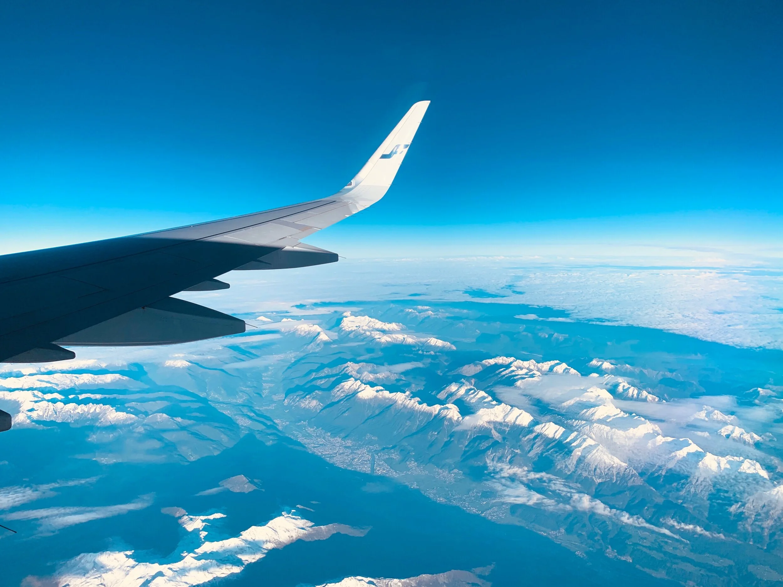 Finnairin sinivalkoisilla siivillä pääsee Helsingistä Barcelonaan alle 4 tunnissa suorilla lennoilla. Ja jos keli kotimaassa oli jo lokakuisen harmahtava, niin perillä odottivat aivan erilaiset värit! (Kuvassa Pyreneet)