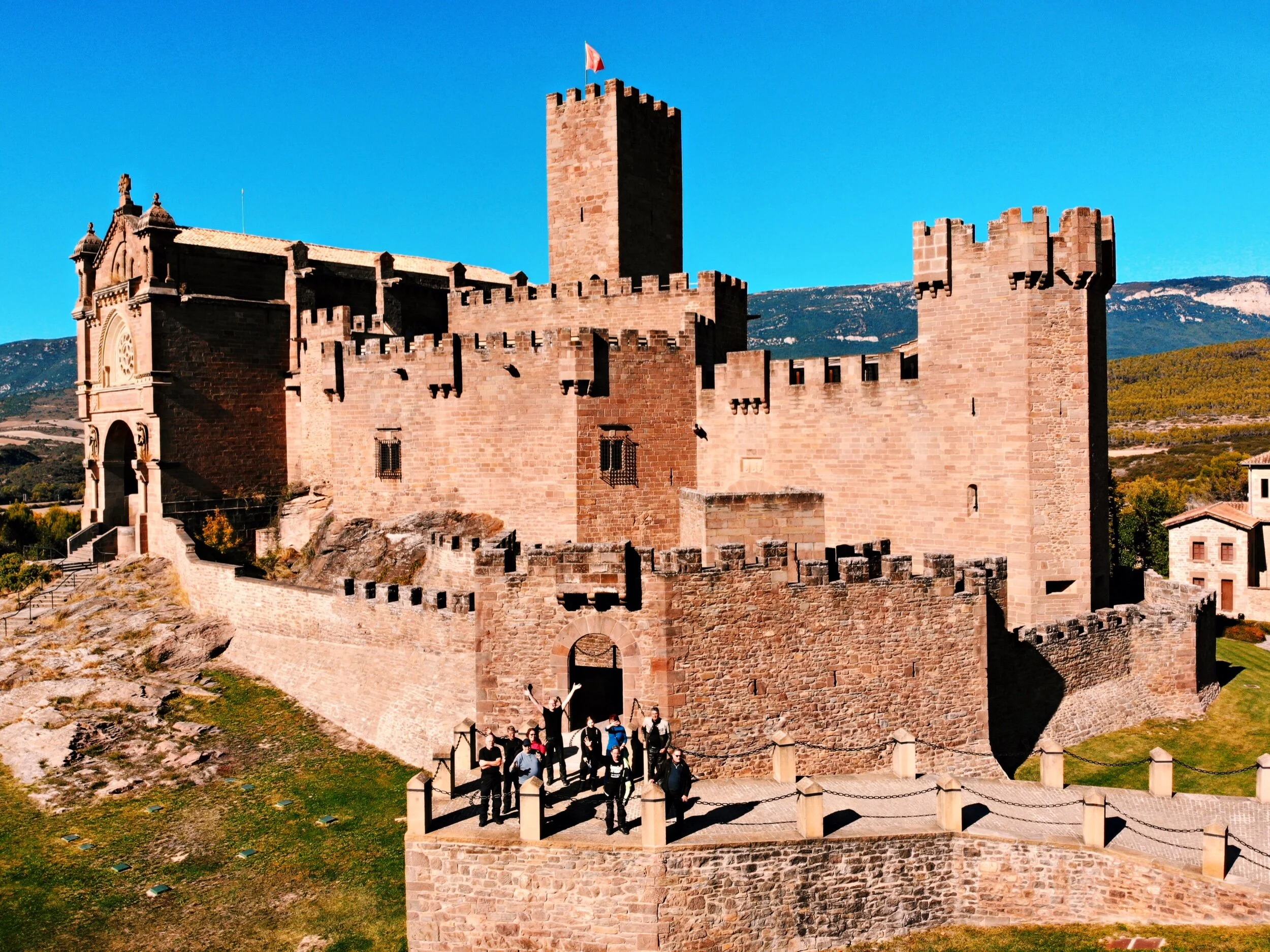 Noin 50 kilometriä ennen Pamplonaa, poikettiin tieltä ja lähdetiin seuraamaan Aragon tekojärven rantoja myötäilevä baanaa. Tarkoituksena toki sofistikoitua ajamisen lomassa ja käydä katsomassa Xavierin  yli 1000 vuotta sitten rakennettua linnoitusta…