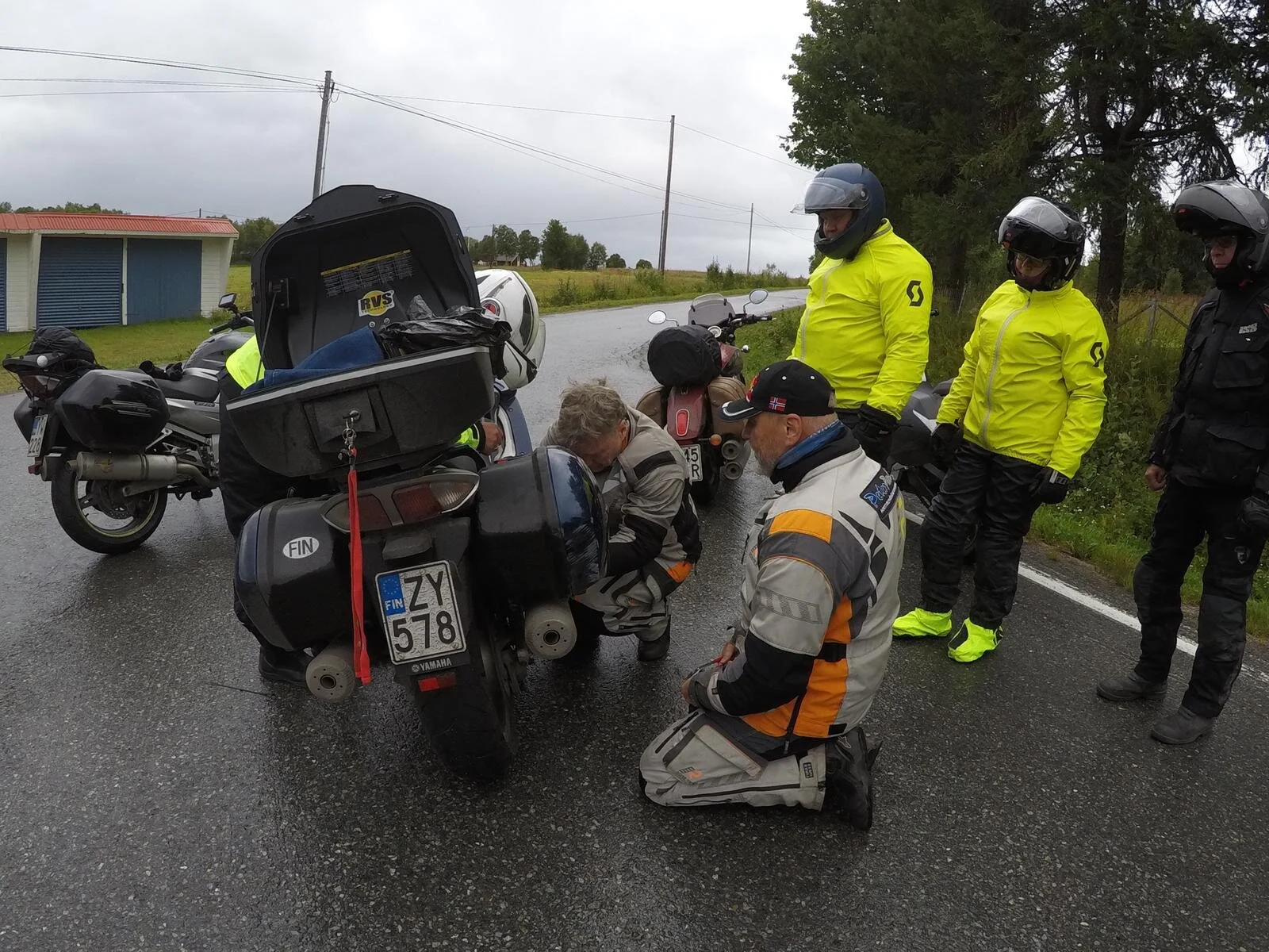 Matti päätti pudottaa sivulaukkunsa risteyksen merkiksi. Korjauspuuhissa Jake ja Jyrki.