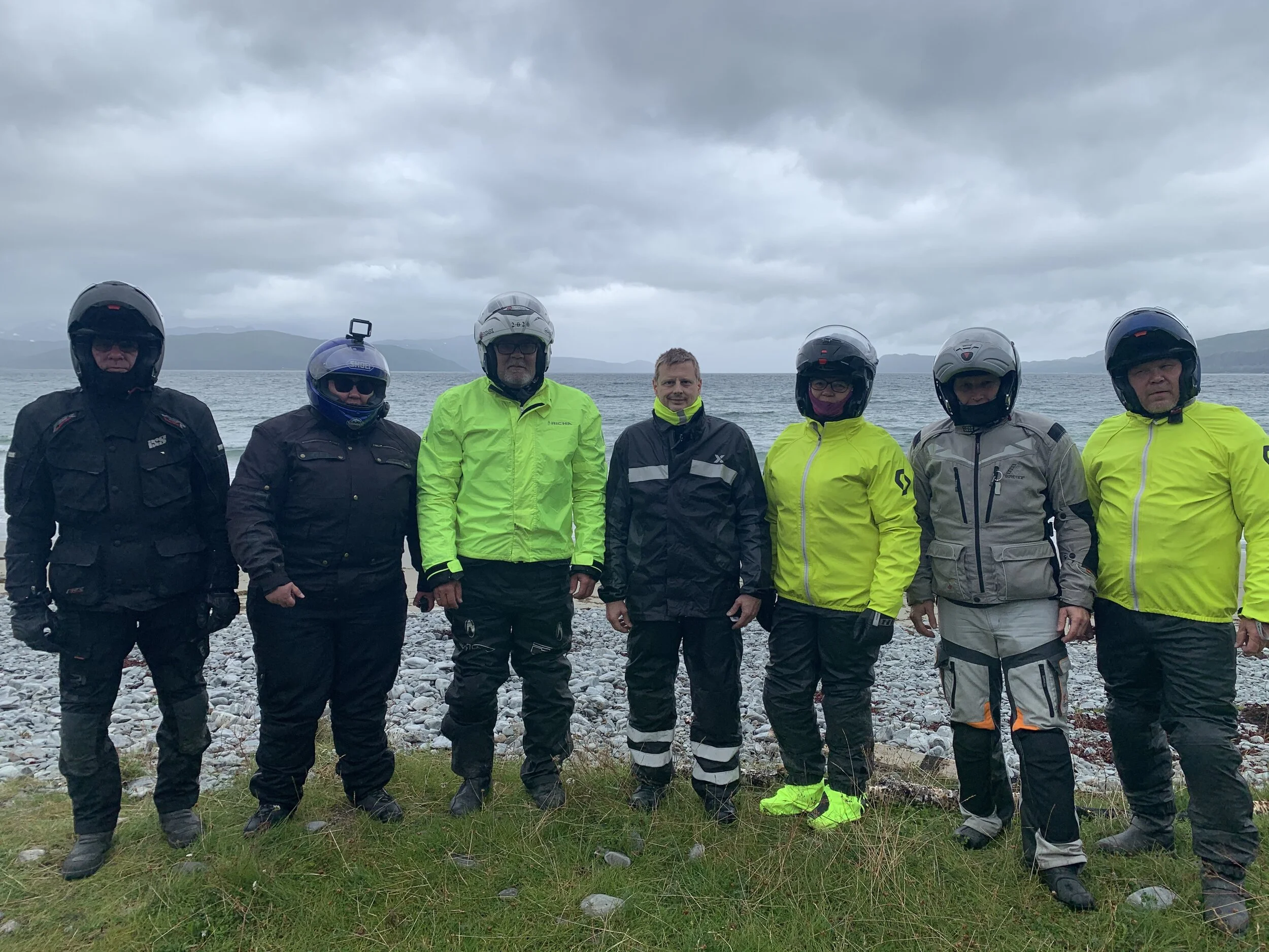 Juha, Laura, Matti, Mikko, Tuula, Jake ja Jari, takana Norjanmeri