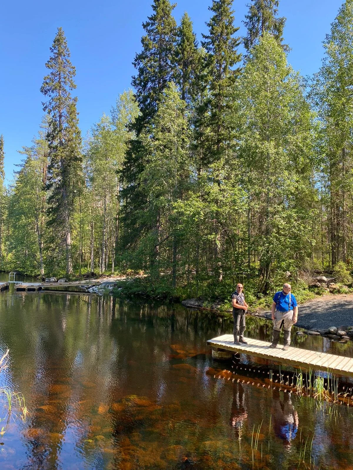 Hossan vierasvenesatamassa Jukka ja Jari tarkastaa laiturin kiinnityksen pitävyyden