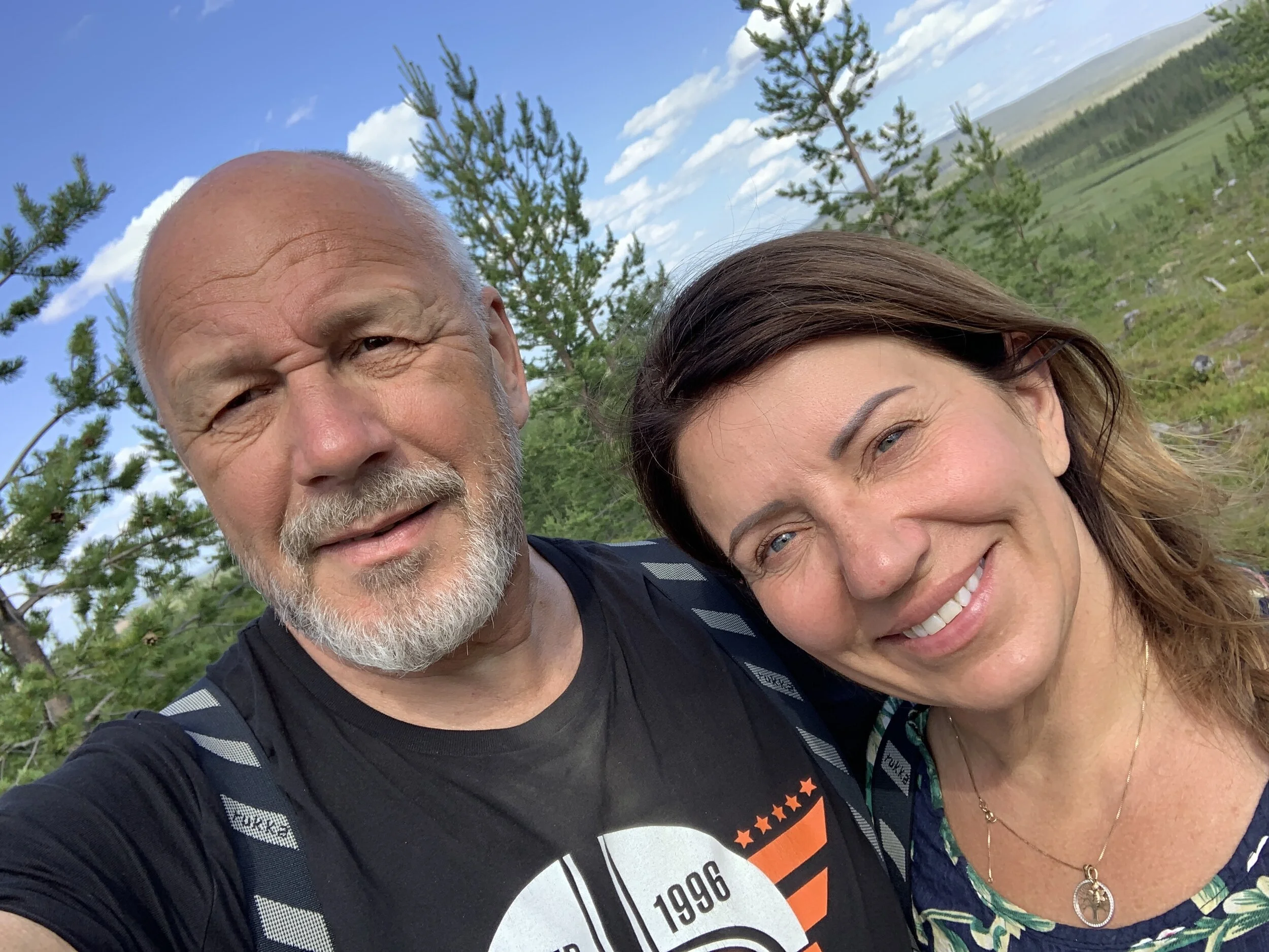 Jaana ja matkanjohtaja Jyrki Lapin lumoissa