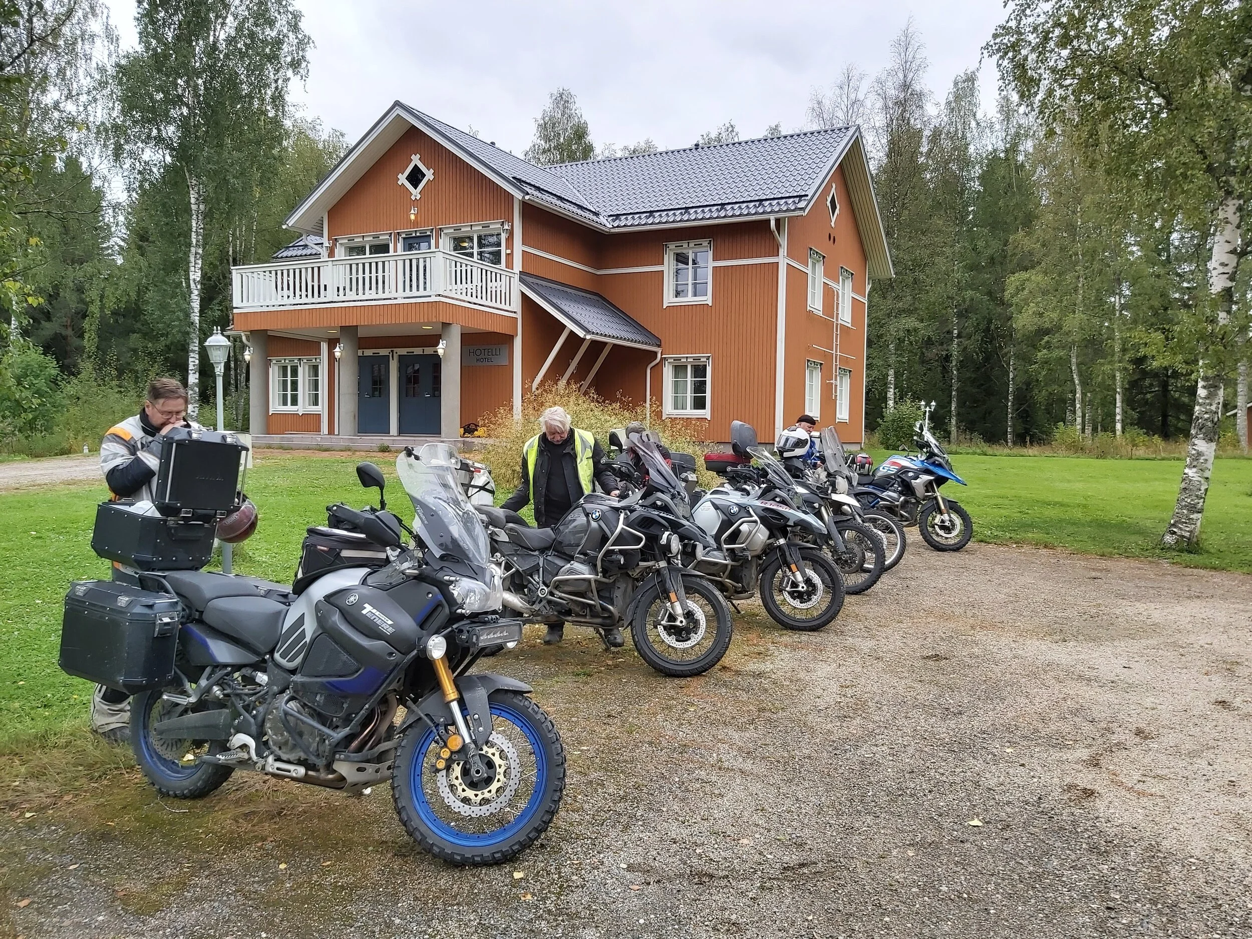 Heikki ja Pertti hotellin mopoparkissa