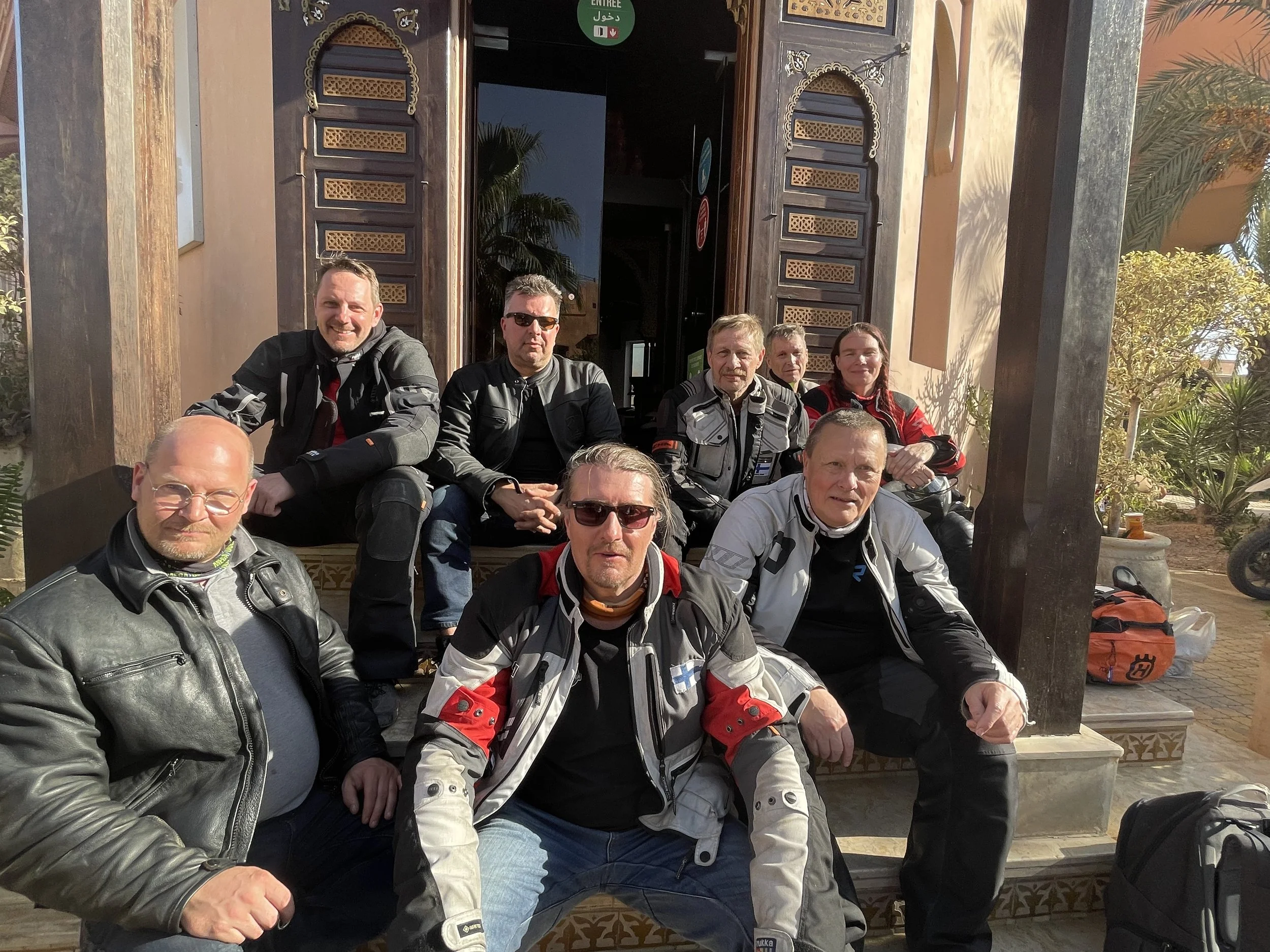 Ja porukka maalissa Marrakesh. Lämmintä +30. Matkaa kertyi noin 2550km. Toivottavasti näiden kuvien myötä olette saaneet hieman maistaa meidän seikkailua. Marokko on monipuolinen maa. Saharan hiekkadyynejä, pohjoisen Välimeri ja siinä välissä Atlas ja Rif vuoret ja niiden vehreät laaksot. Monta kokemusta rikkaampana kohti uusia moottoripyörä seikkailuja. Life is now! Lasse the Harhaanjohtaja