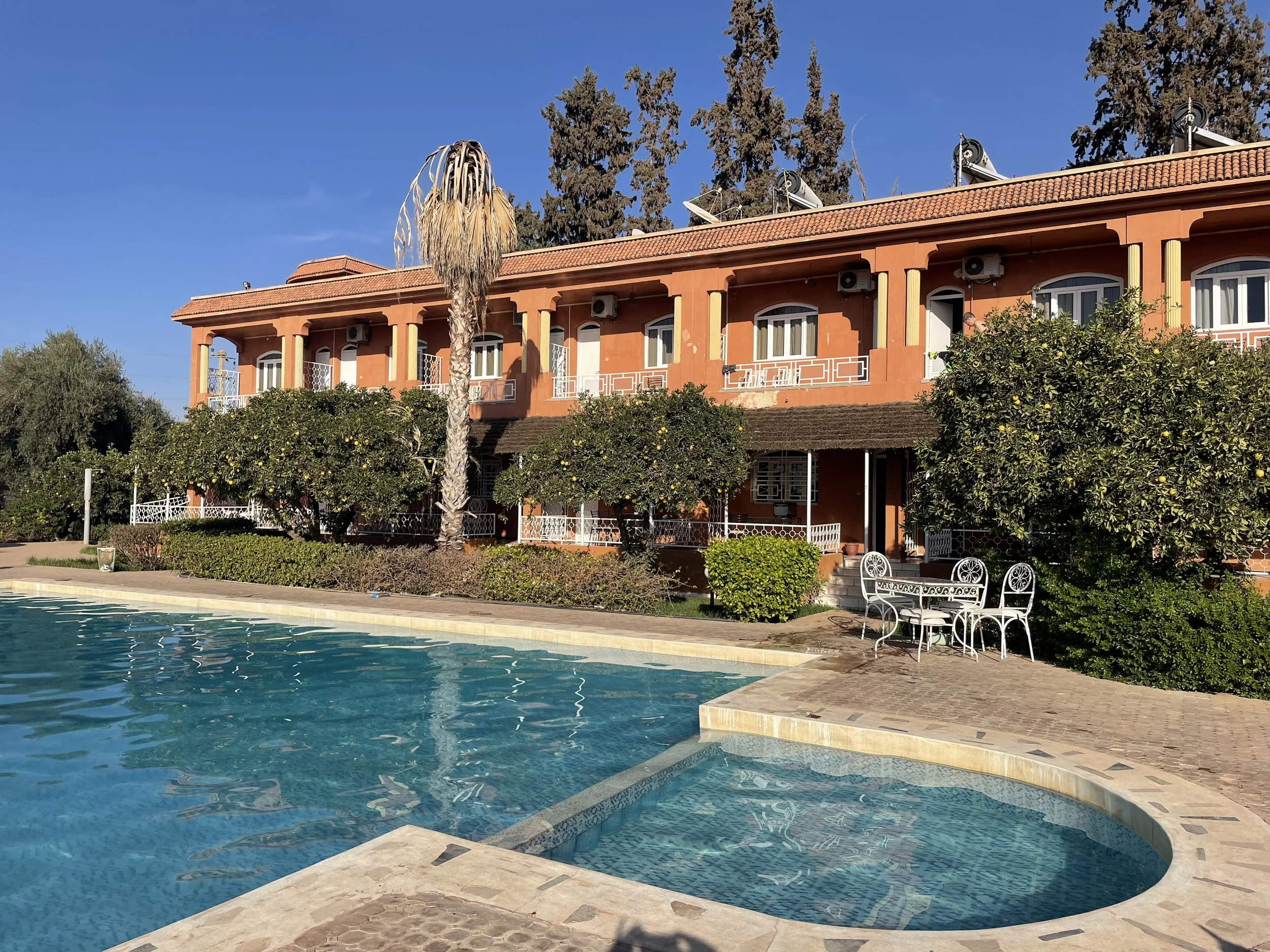 Beni-Mellal ja hotellin altaalla. Hyvää teki kuuman ajopäivän päätteeksi pulahtaa veteen