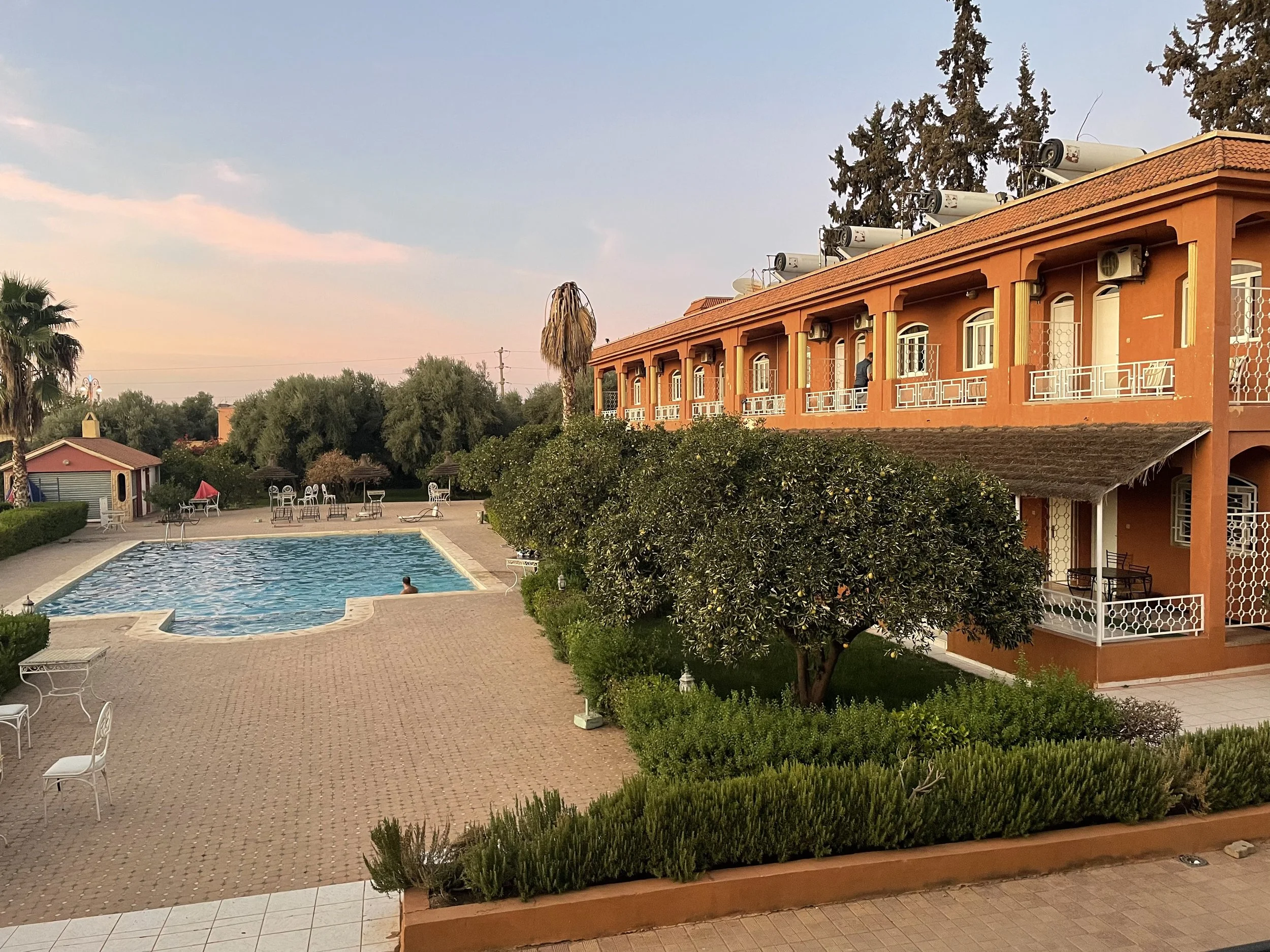 Altaan jälkeen kylille syömään. Huomenna viimeinen ajopäivä Marrakeshiin