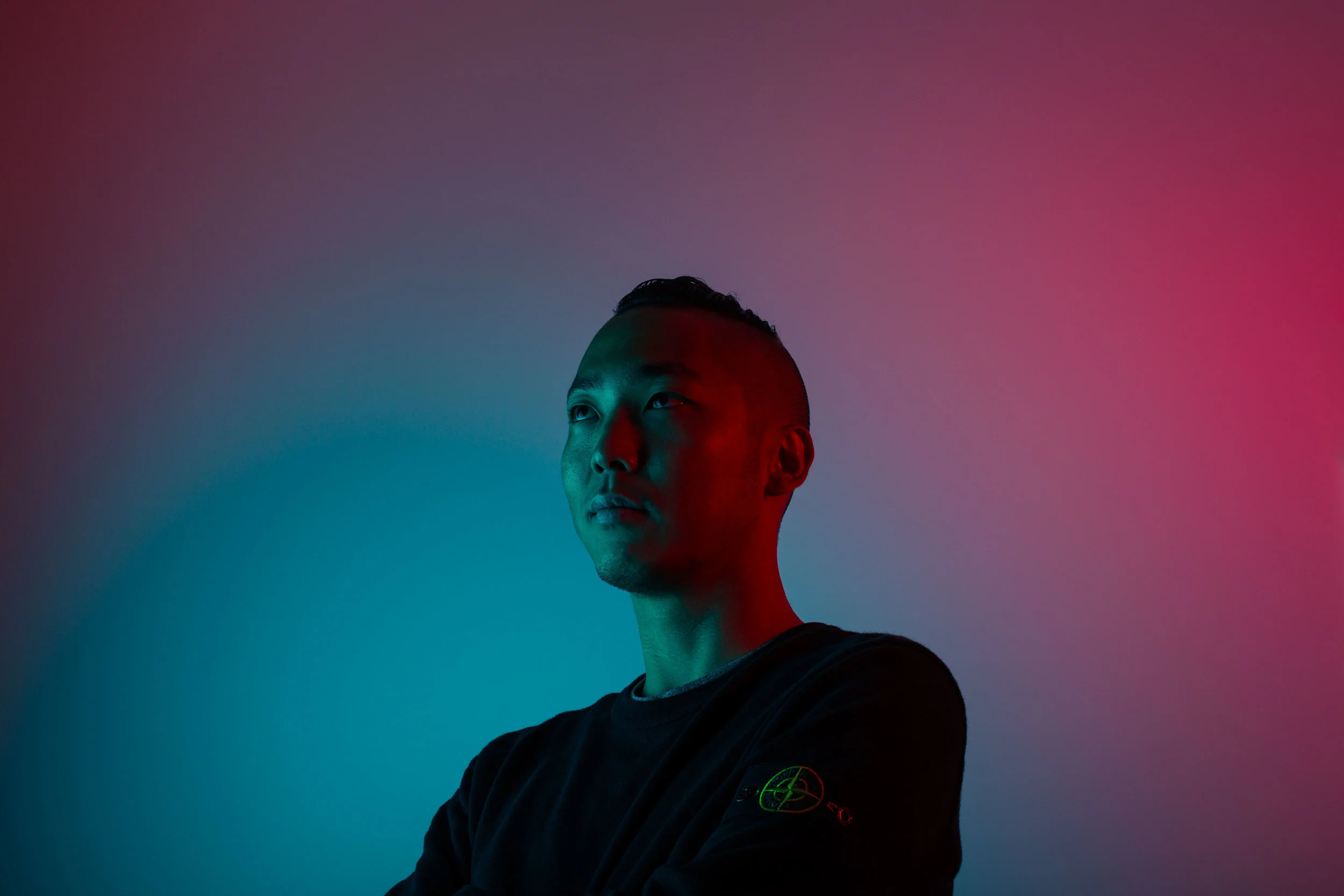 Portrait chanteur studio fond rose et bleu (Copy)