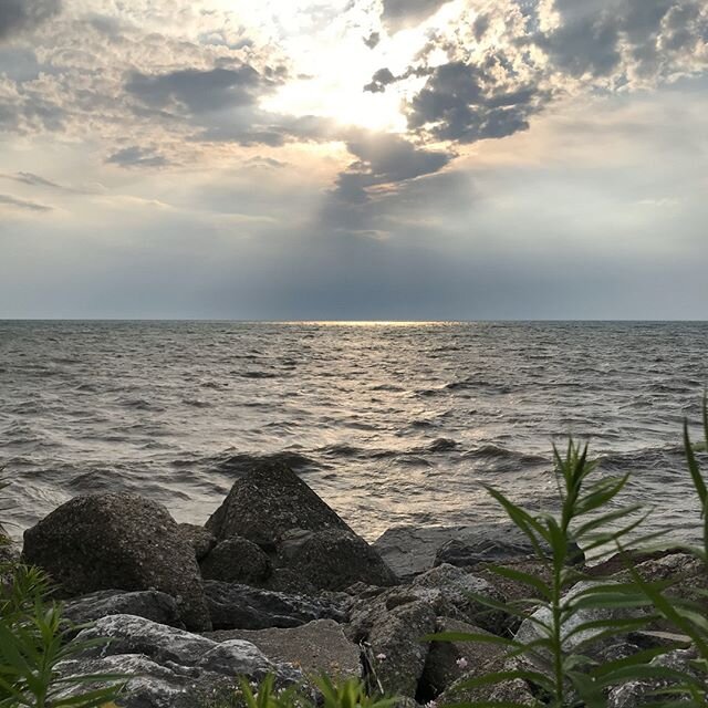 Peaceful Lake Erie at sunset. Take a few minutes today to expose yourself to something that brings you joy.⠀⠀⠀⠀⠀⠀⠀⠀⠀
⠀⠀⠀⠀⠀⠀⠀⠀⠀
#sunset #lakeerie #joy