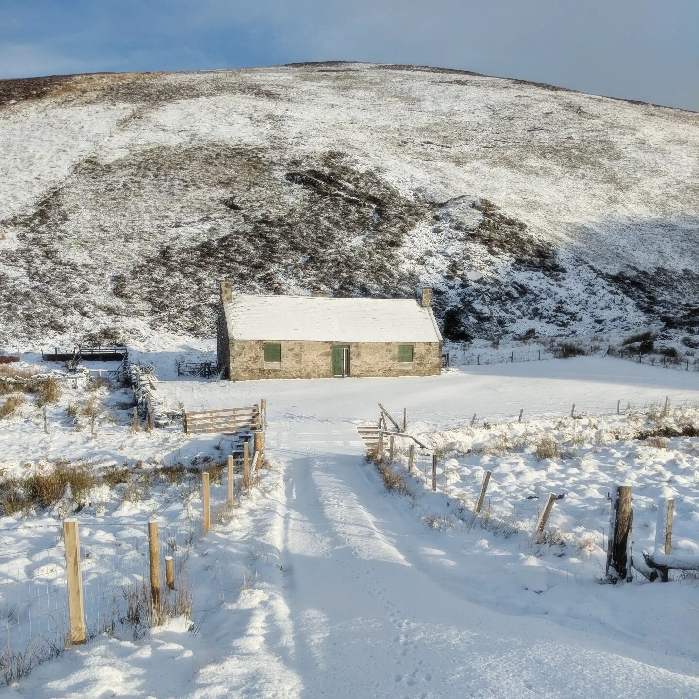 Last one from snowy days. Storm Isha has arrived bringing very forceful gales. We've looked out the candles and camping stove just in case. I'll take the snow over this any day of the week - it's much prettier to look at. 🙂

#cairngormsnationalpark 