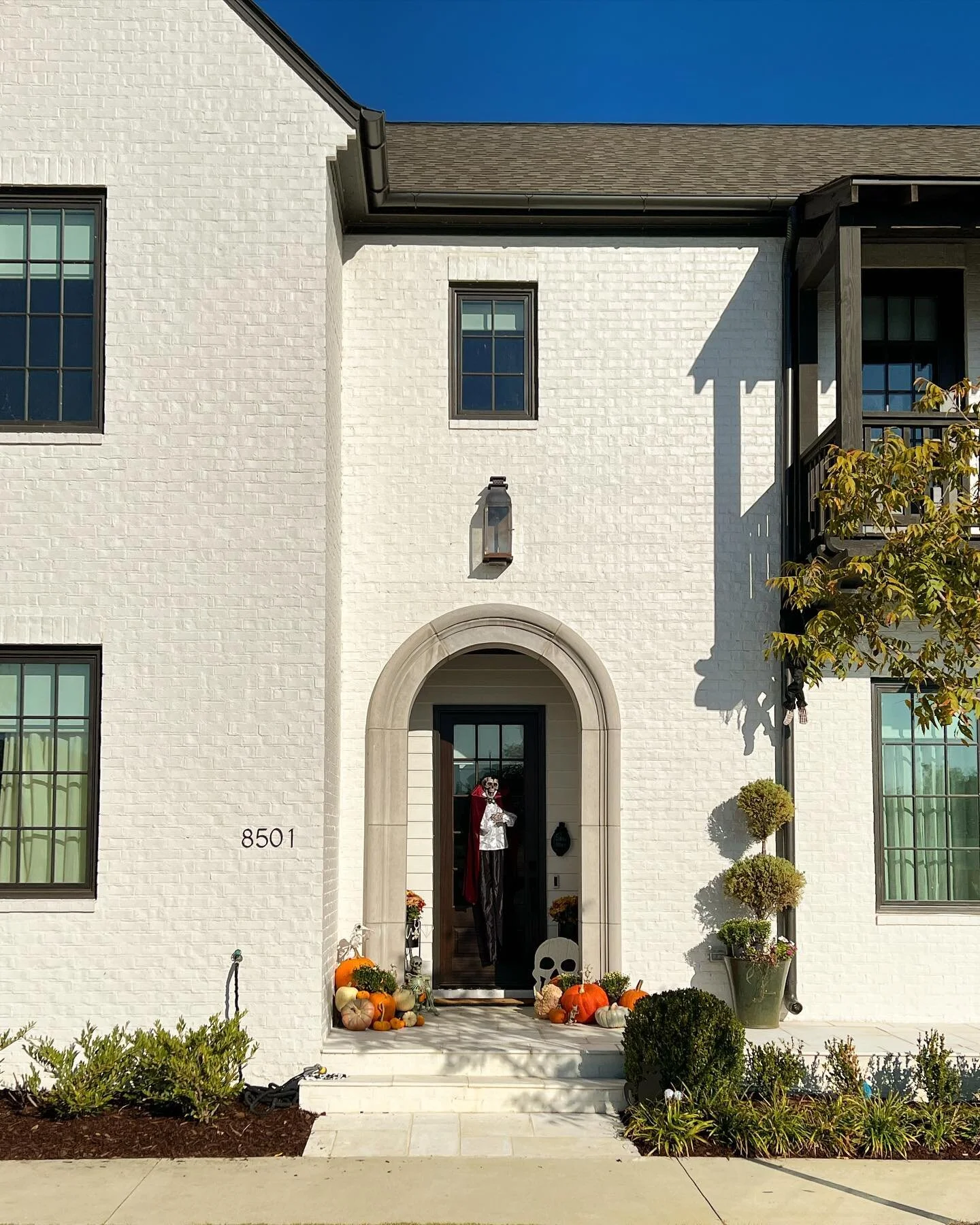 All the Halloween feels. #halloween #october #fall #falldecor #welcomehome #frontdoor #hampsteadliving