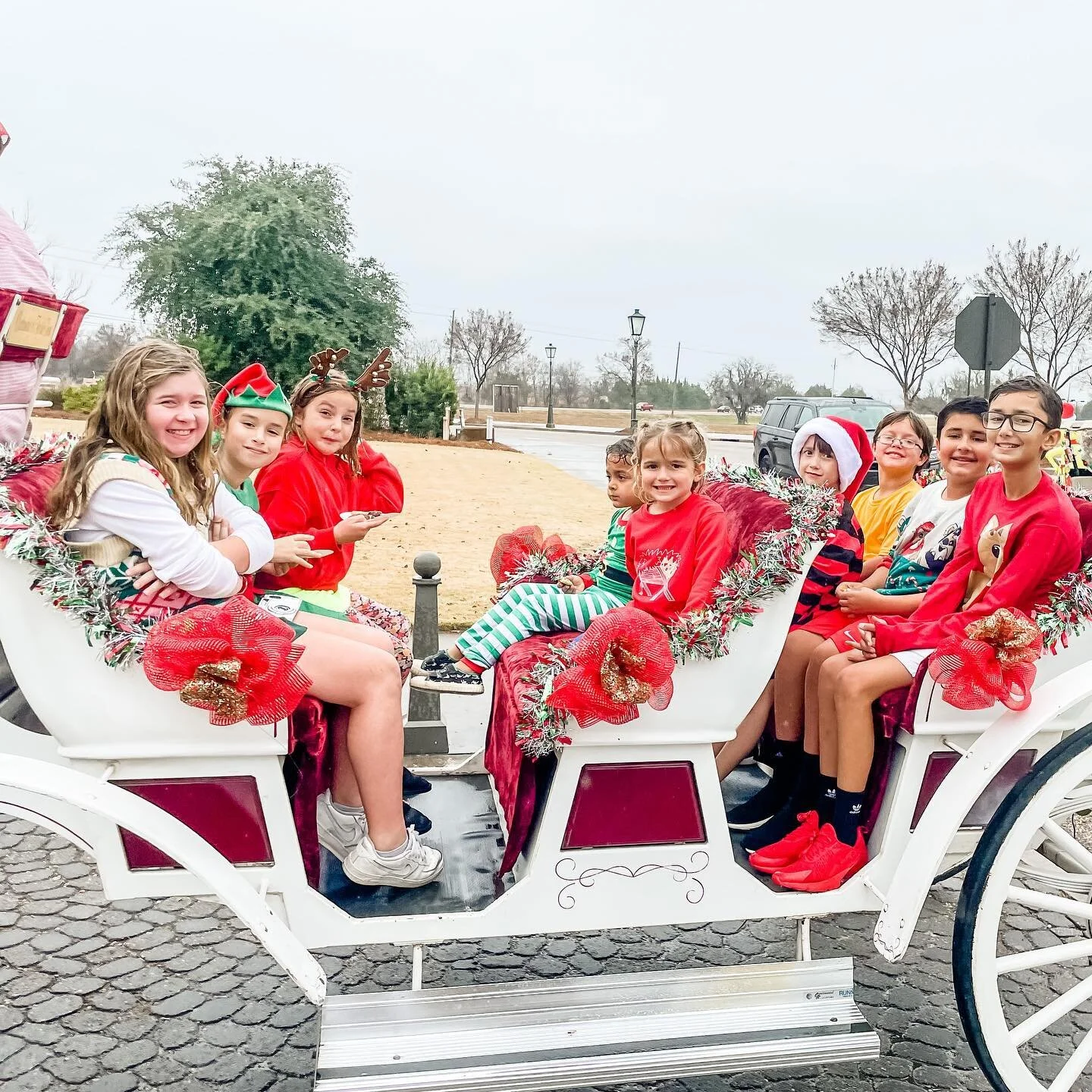 Hampstead Holiday Parade and Party! #hampsteadliving #happyholidays #ilikeasleighride #santaclausiscomingtotown
