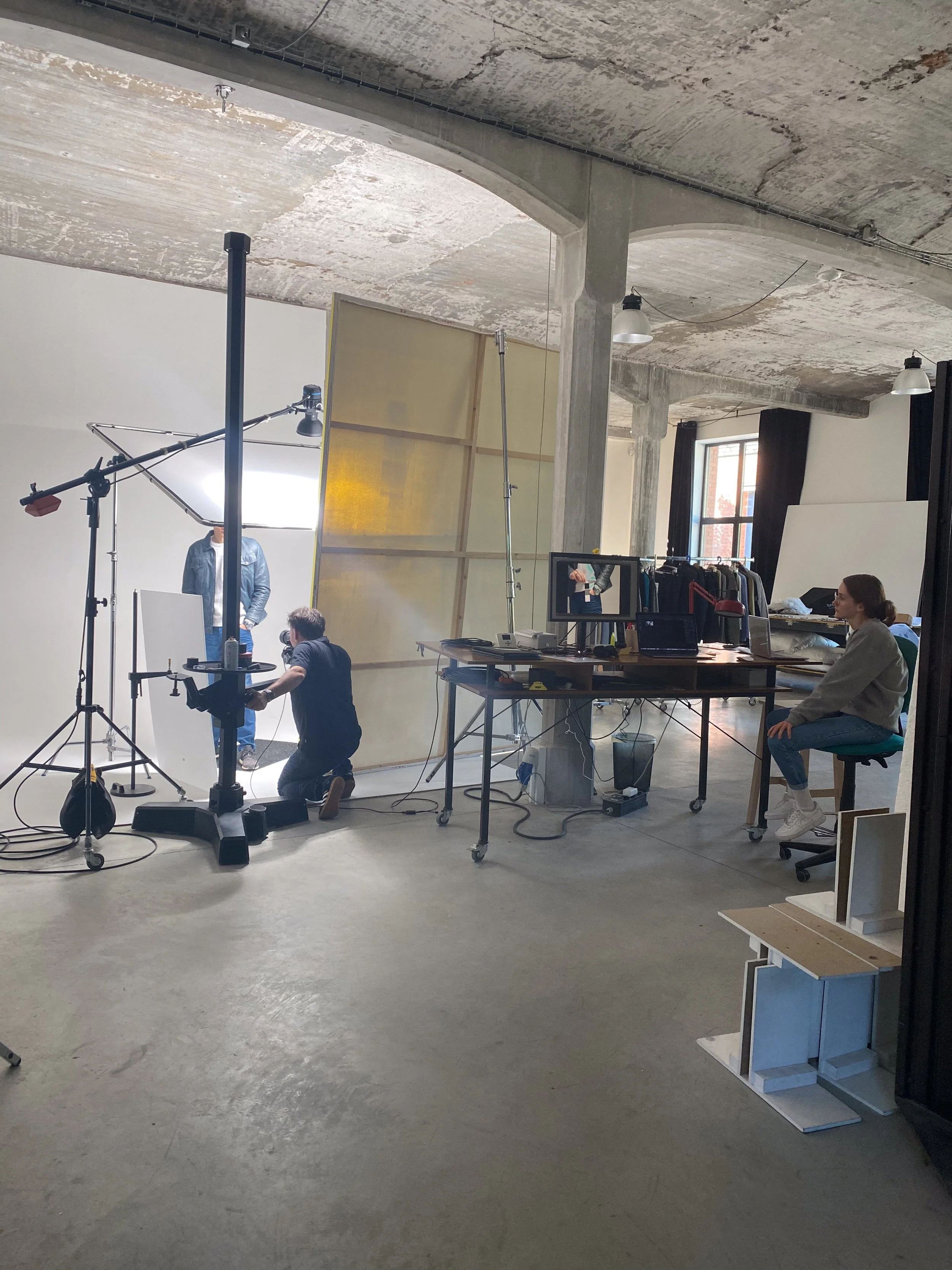 Making off shooting pro de montre: Une séance de shoot dans un studio avec un fond blanc, un éclairage professionnel.