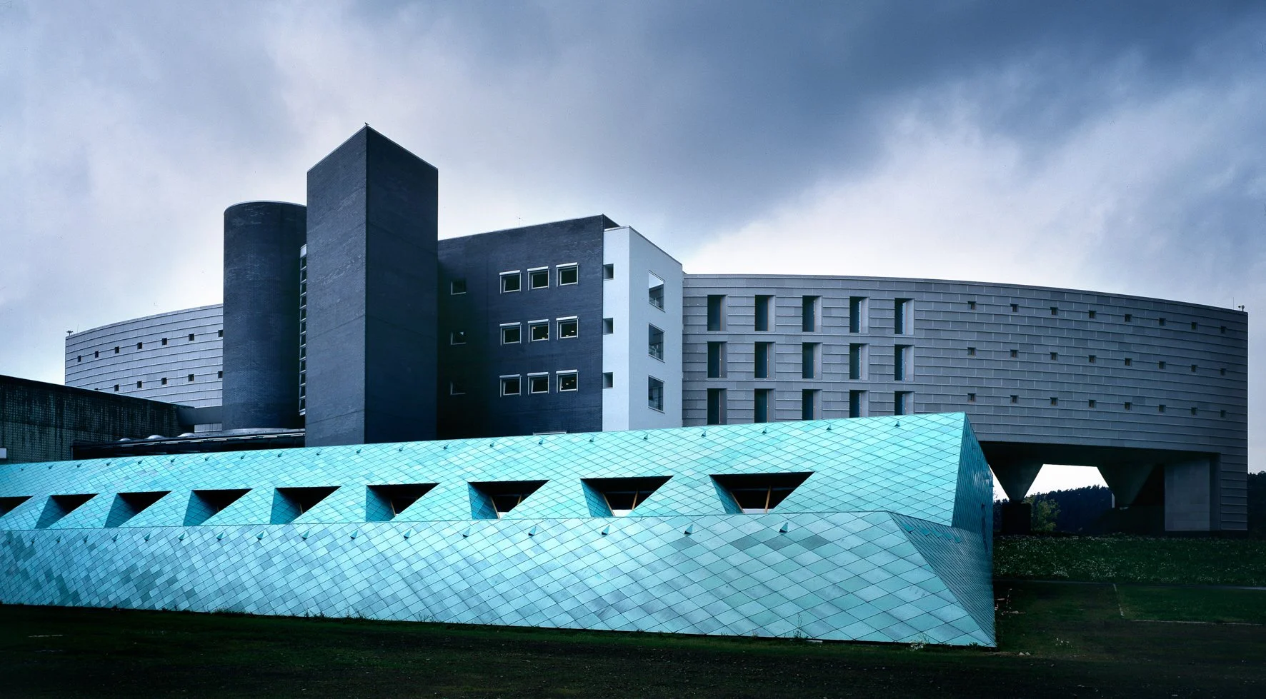 Photographie d'architecture: Un bâtiment moderne avec une façade métallique bleue aux formes angulaires