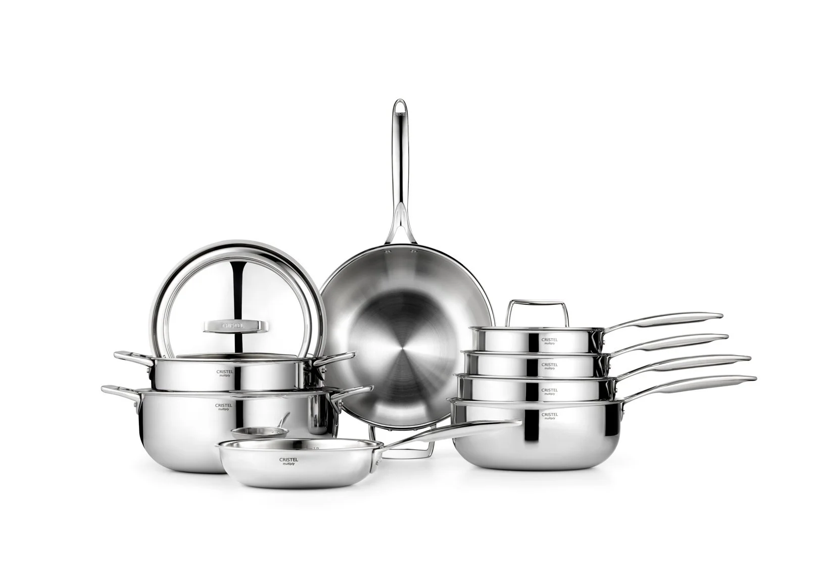 Casseroles et poêles de la marque Cristel en acier inoxydable empilées et disposées contre un fond blanc.