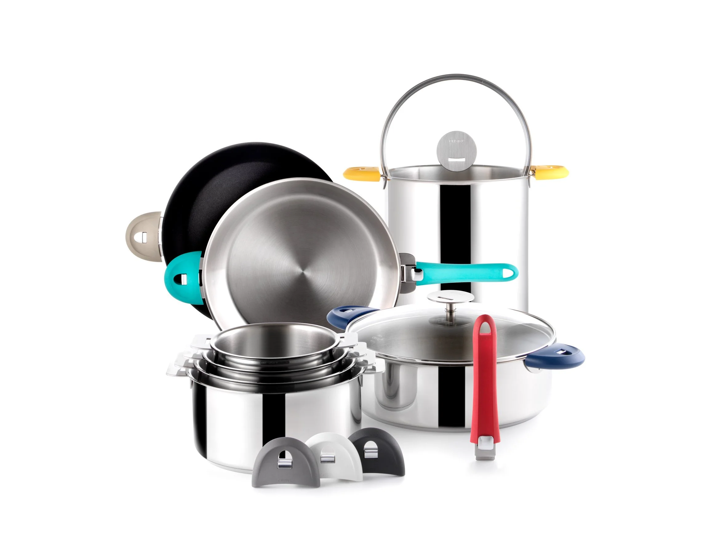Une collection de casseroles et poêles de la marque Cristel en acier inoxydable et en acier noir avec des poignées colorées, disposées contre un fond blanc.