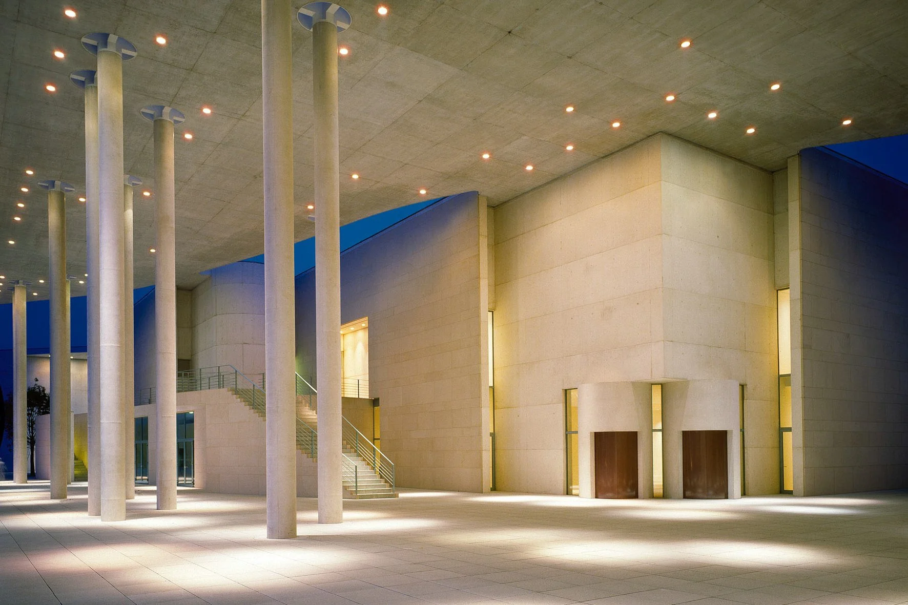 Photographie d'architecture: Vue nocturne d'une architecture moderne 