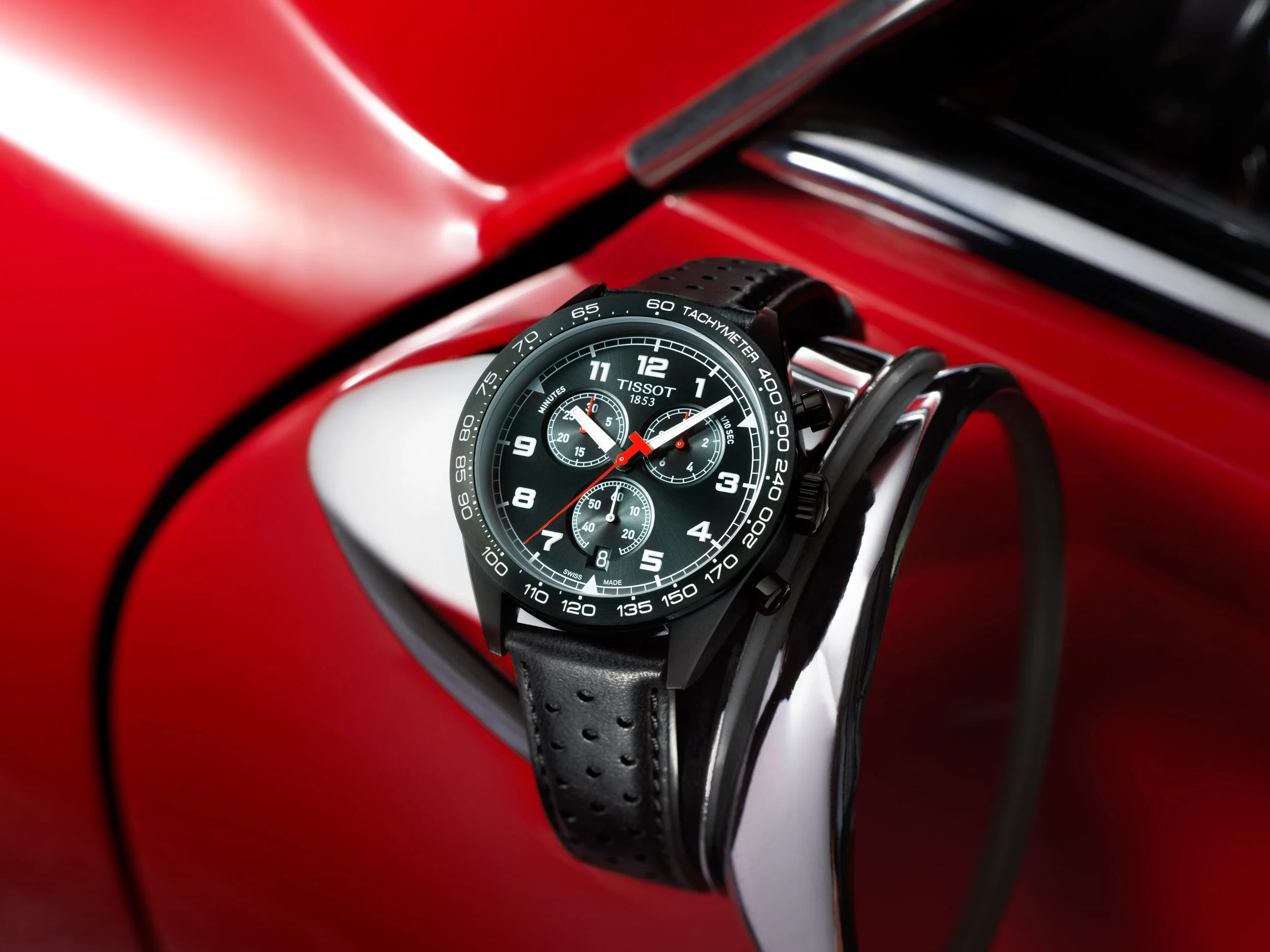 Visuel pub pour Montre Tissot chronomètre, rétroviseur, voiture rouge