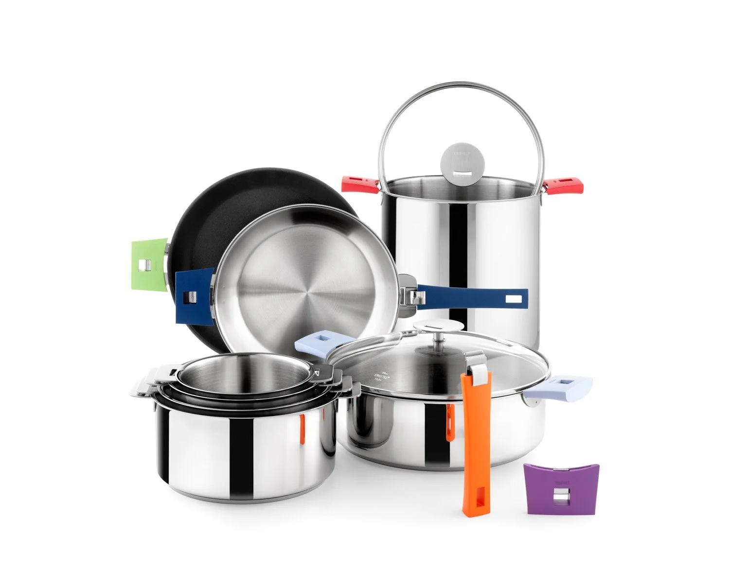 Ensemble de casseroles, poêles et autres ustensiles de cuisine de la marque Cristel en acier inoxydable de différentes tailles, avec des couvercles en verre et différentes poignées colorées.