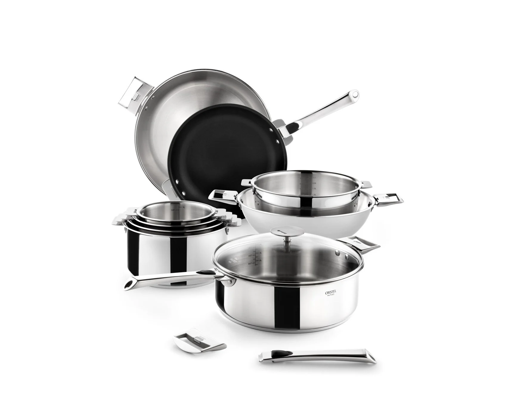 Ensemble de casseroles et poêles de la marque Cristel en acier inoxydable avec couvercles, disposées sur fond blanc.