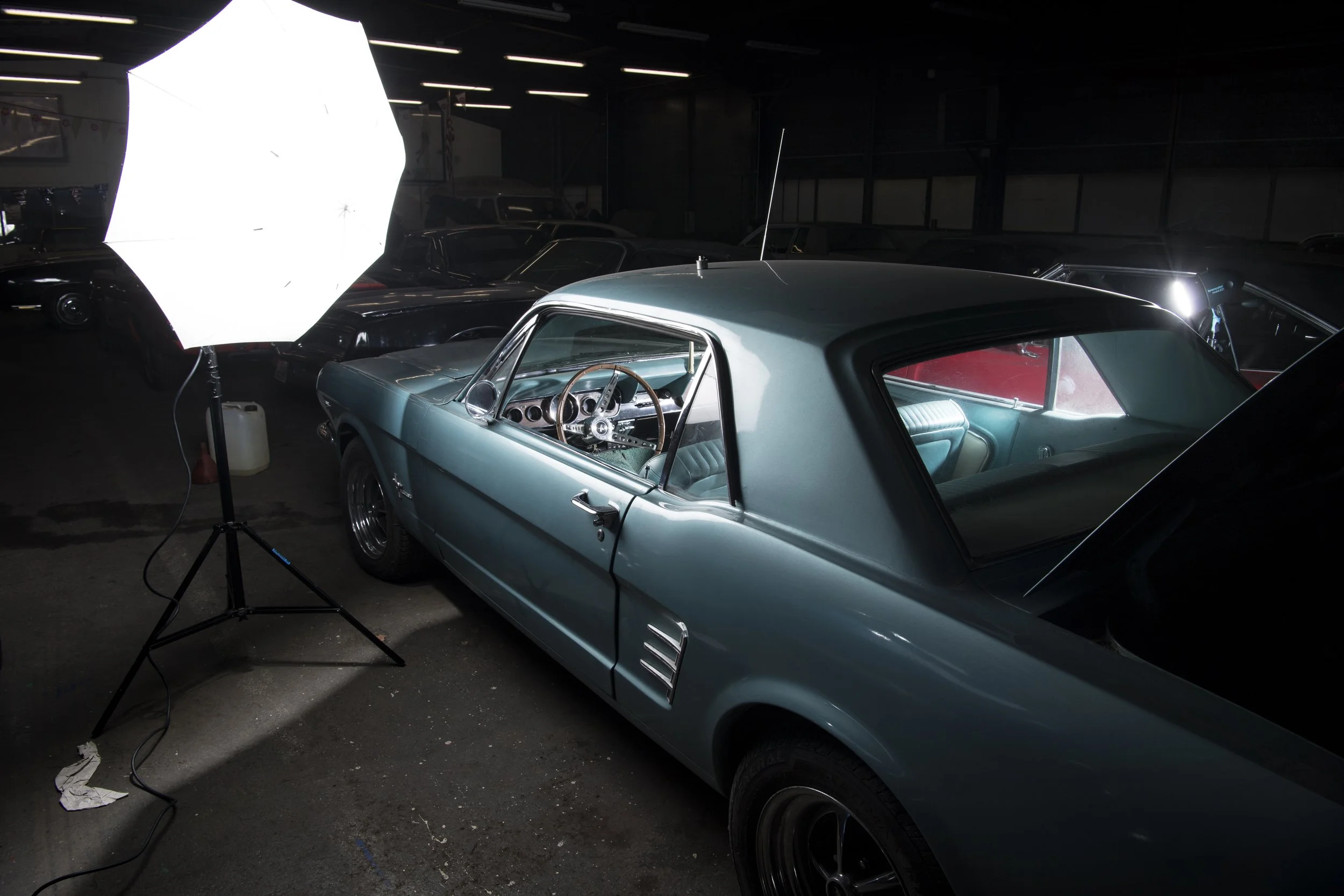 Making off shooting pro de montre: Une voiture classique dans un garage, sous un éclairage flash