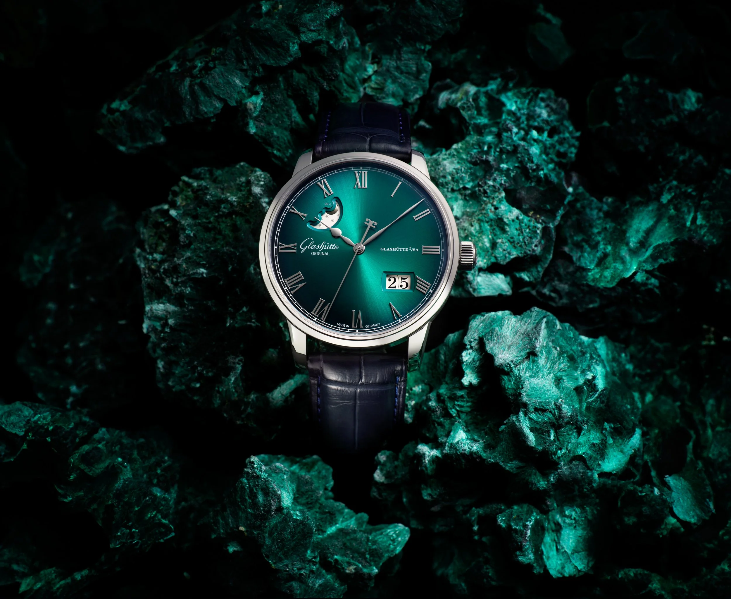 Photo de pub pour lancement montre Glashütte Montre de luxe avec un cadran vert émeraude sur un fond de roches.