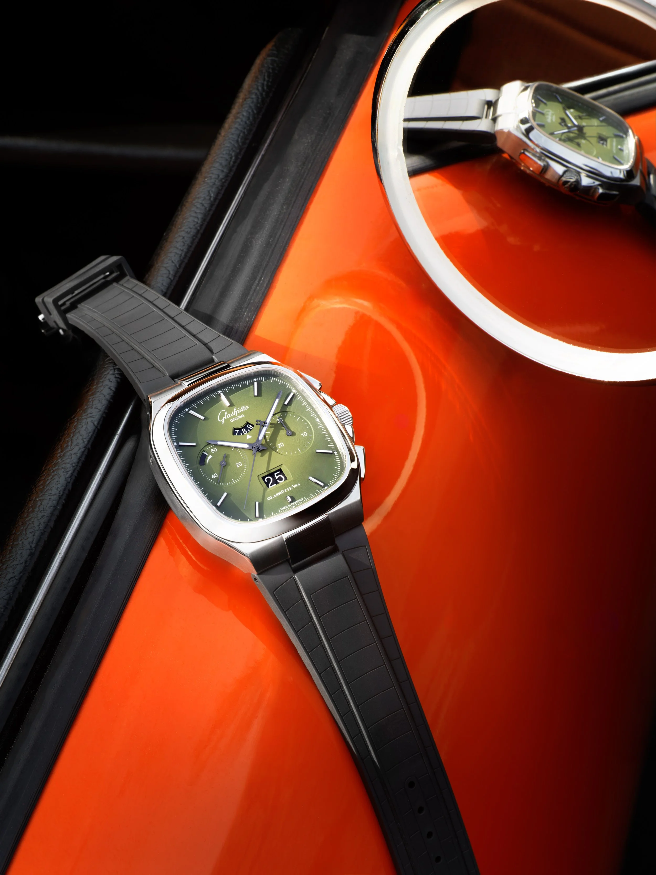 Photo de pub pour lancement montre Glashütte: Montre avec cadran vert et bracelet noir 