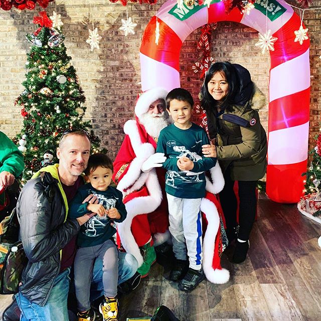 One of many opportunities to have heart to heart conversations with Santa 🎅🏻 our first one of the season!!!! 🎄🎄 @cradleofaviation @rockshicbaby @rockshictravel #tistheseason #familyoffour #familyphoto #conversationswithsanta
.
.
.
.
.
.
.
.
.
.
.