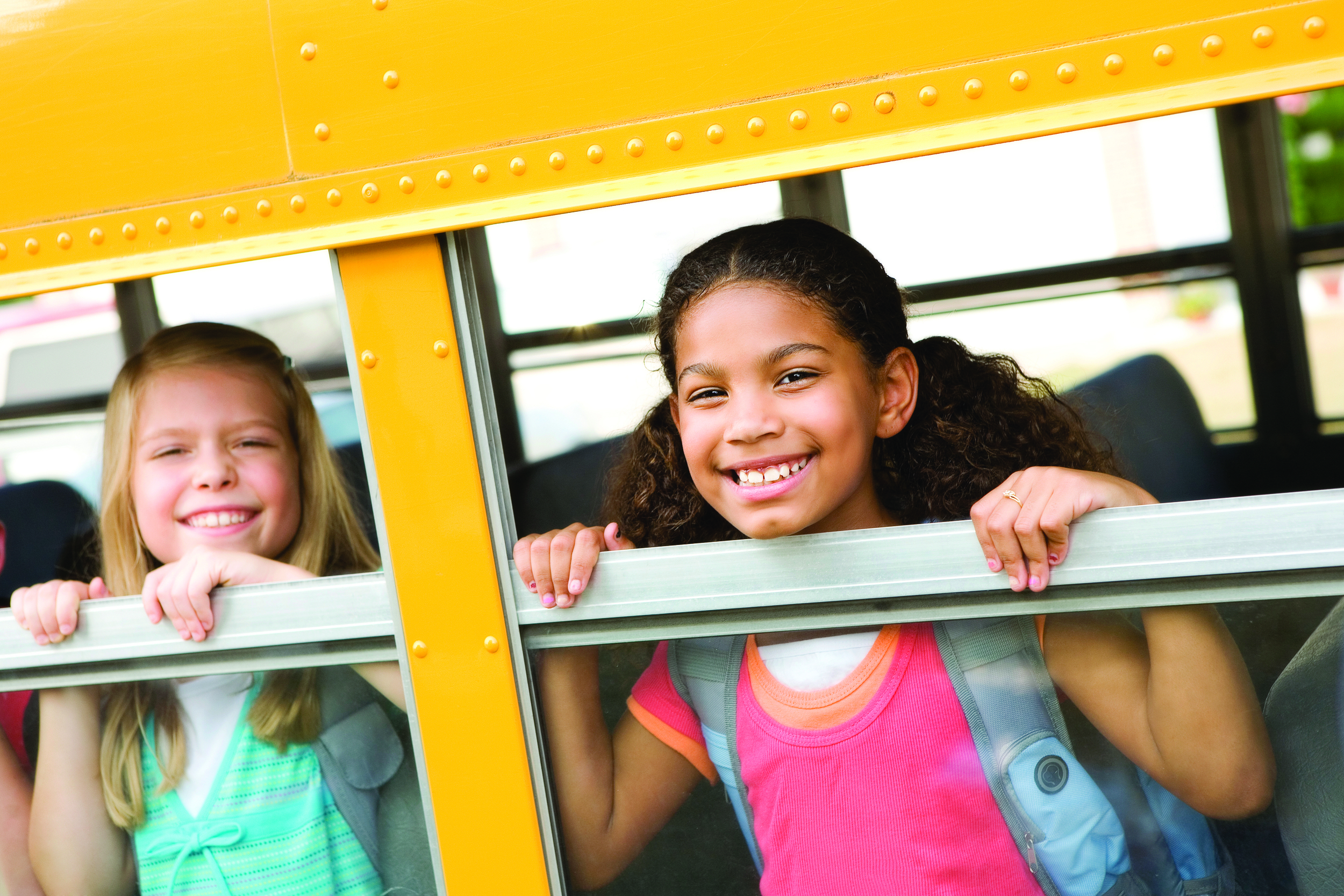Бесплатный проезд в автобусе для детей. Девочка в автобусе. Школьники в автобусе. Девушки в школьном автобусе. Ребенок девочка в автобусе.
