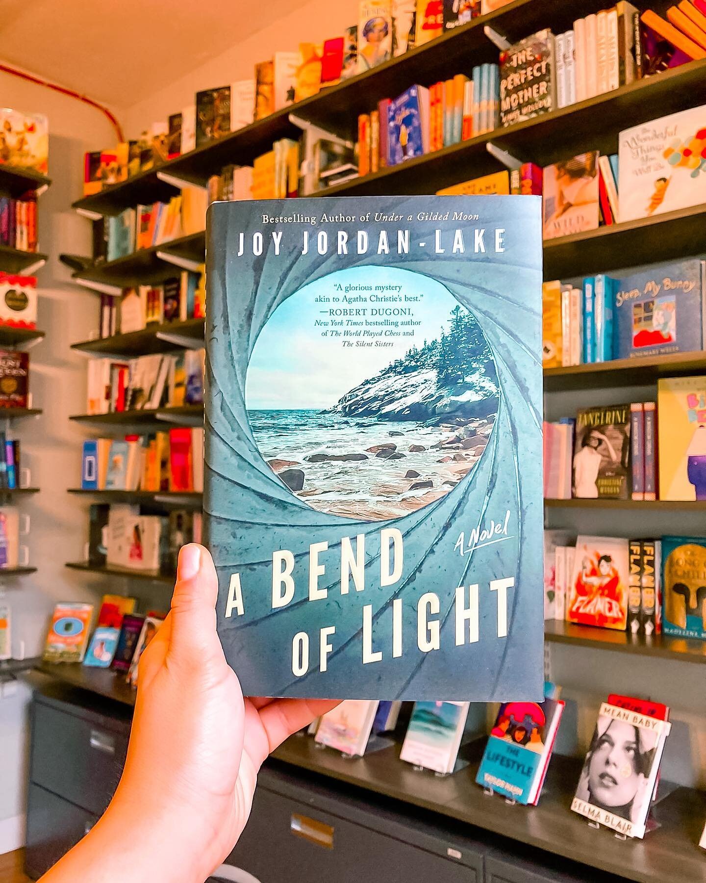 Happy pub day @joyjordanlake_books , whose latest novel A Bend of Light is a must-read for lovers of historical mysteries. 

As Patti Callahan Henry says, &ldquo;From the evocative opening sentence to the shocking conclusion, A Bend of Light is a thr