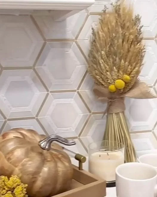 We've got that Fall feeling with @msisurfaces 🍂
MSI's Medici Gold mosaic tile is a scene stealer. This exquisite gold metal multi-hued stone creates an artful design for backsplash and wall tile.