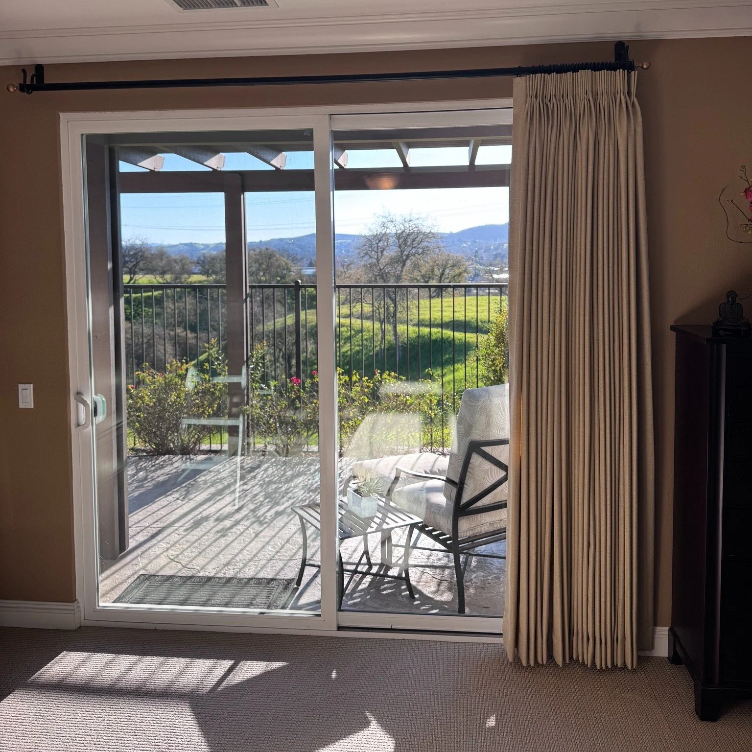 What's to love about our latest custom drapery job?
💗 The drapery was made to fit the customer's existing drapery hardware.
💗 The fabric choice @carolefabrics doesn't fight with the beautiful view.
💗 Our customer loves her new drapes.
Who could as