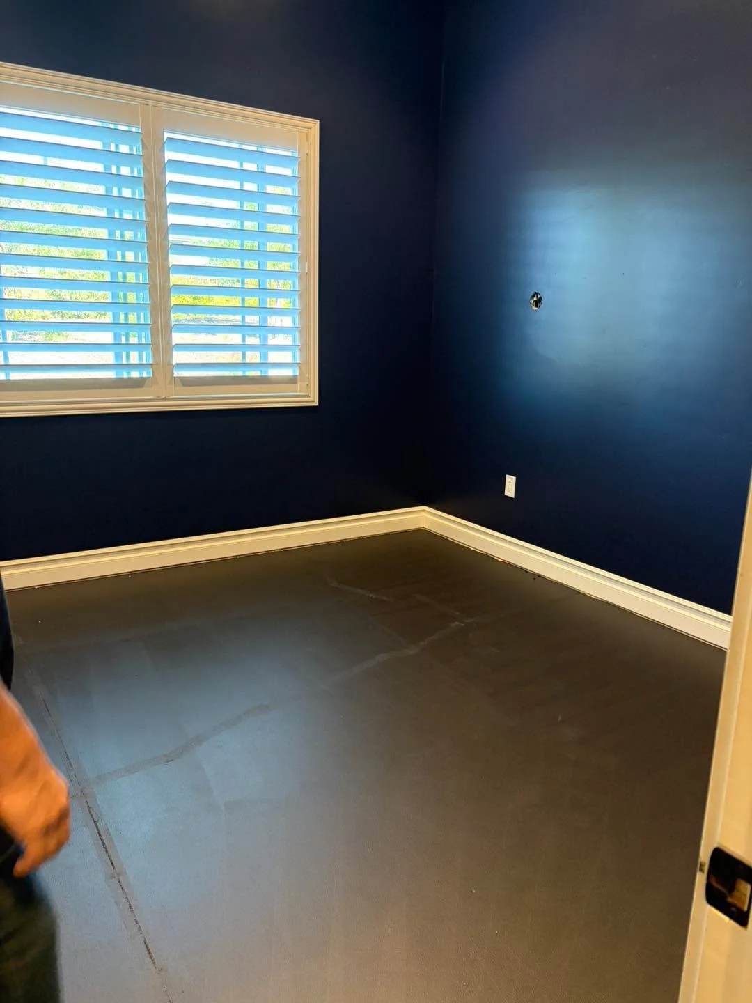 Carpet out - Hardwoods in. 😊
Today&rsquo;s installation is a great start for our customer&rsquo;s home office. 
1st a moisture sealant to protect the hardwood flooring, then away we go to an outstanding finish. 
Featuring @reward_flooring Millcreek 