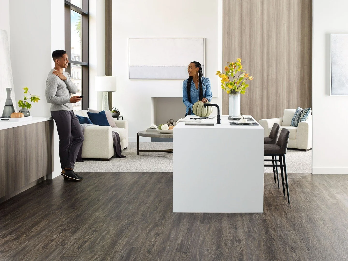 Cook up comfort and style with Lifestyle hard surface and Titan carpet! Perfectly designed for culinary adventures and all the moments in between.🍽️
Titan 399 Luna Pearl, Lifestyle 4003 Caicos

#ModernKitchen #ApartmentLiving #HardSurfaceFlooring #K