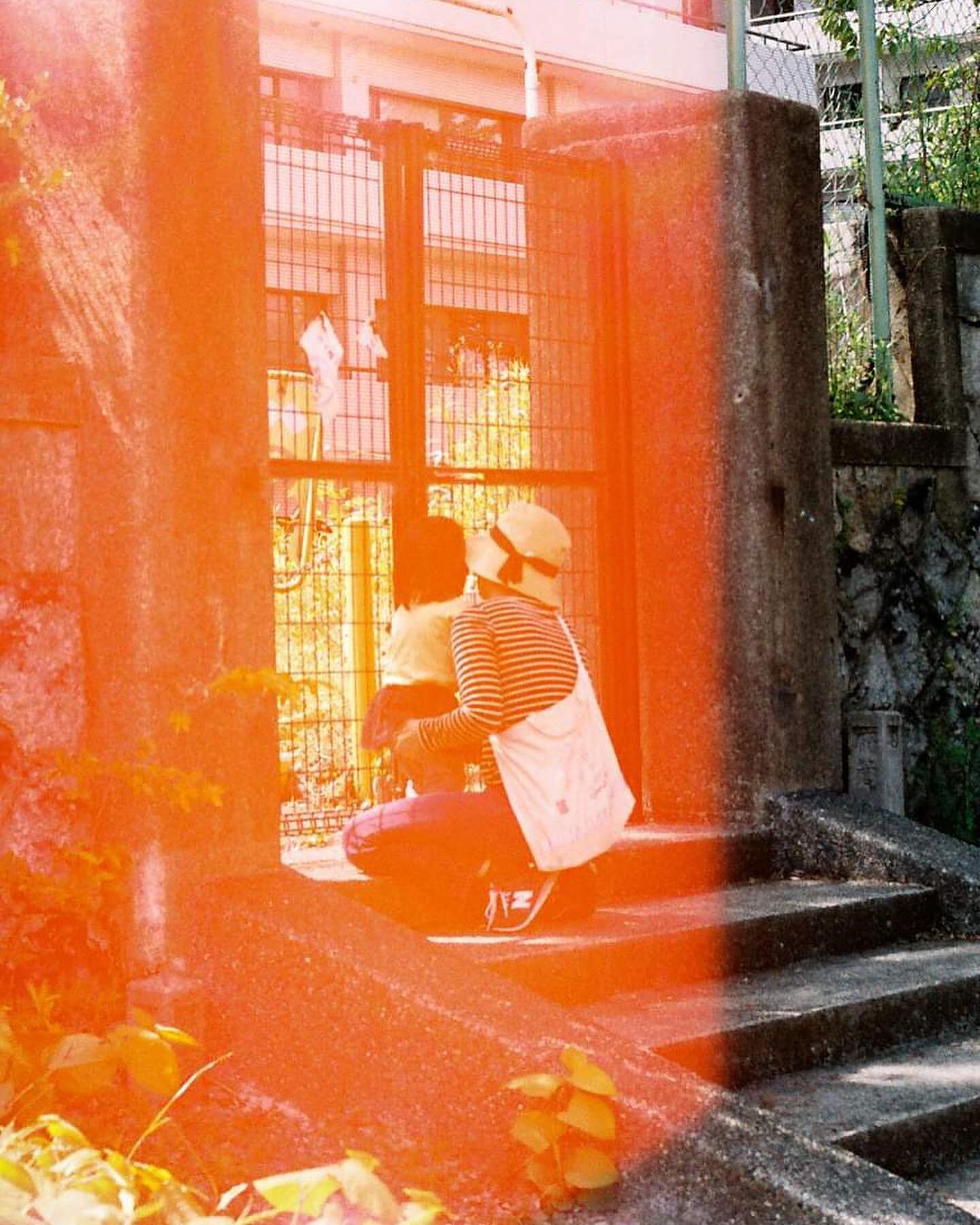 Mum &amp; daughter by the river 
Kamogawa River, Kyoto 22&rsquo; 
.
.
.

#japan #日本 #kyoto #kamogawa 
#filmfridgemag #filmleaders #thefilmstead #filmwave #seasonedfilm #kodakfilm #filmphotogram #aboxofgrain #thedaily35mm #shootfilmmag #hotspotmag #ma